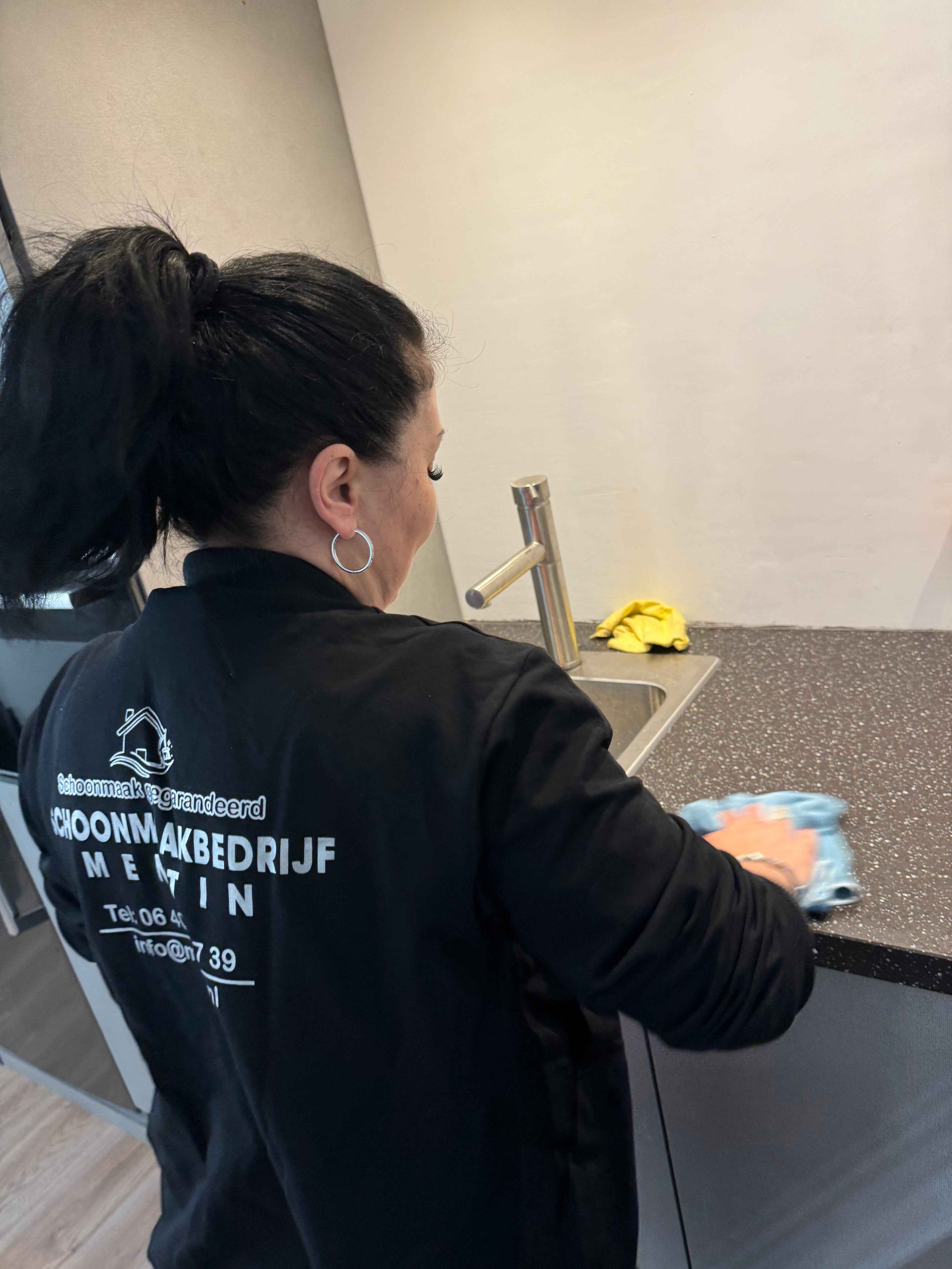 Schoonmaker aan het werk bij een reguliere woningschoonmaak in Utrecht