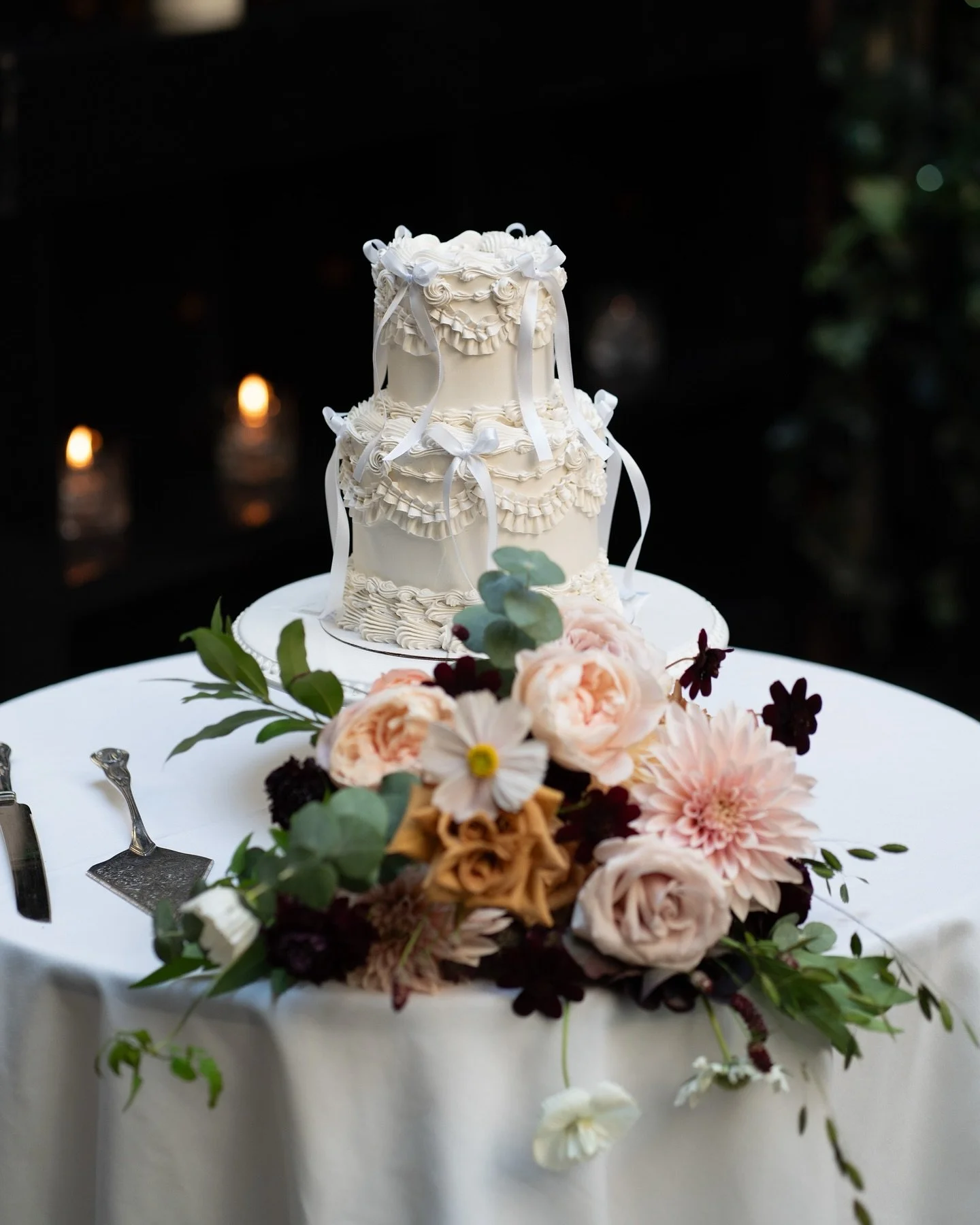 An intimate, romantic end of summer wedding for C + K at Brix &amp; Mortar in Yaletown, designed with beautiful, locally sourced seasonal blooms. 🤍

Photography @gscreativefilms 
Venue @brixandmortarweddings @brix_vancouver 
Florals @hye.studio_ 
Ca
