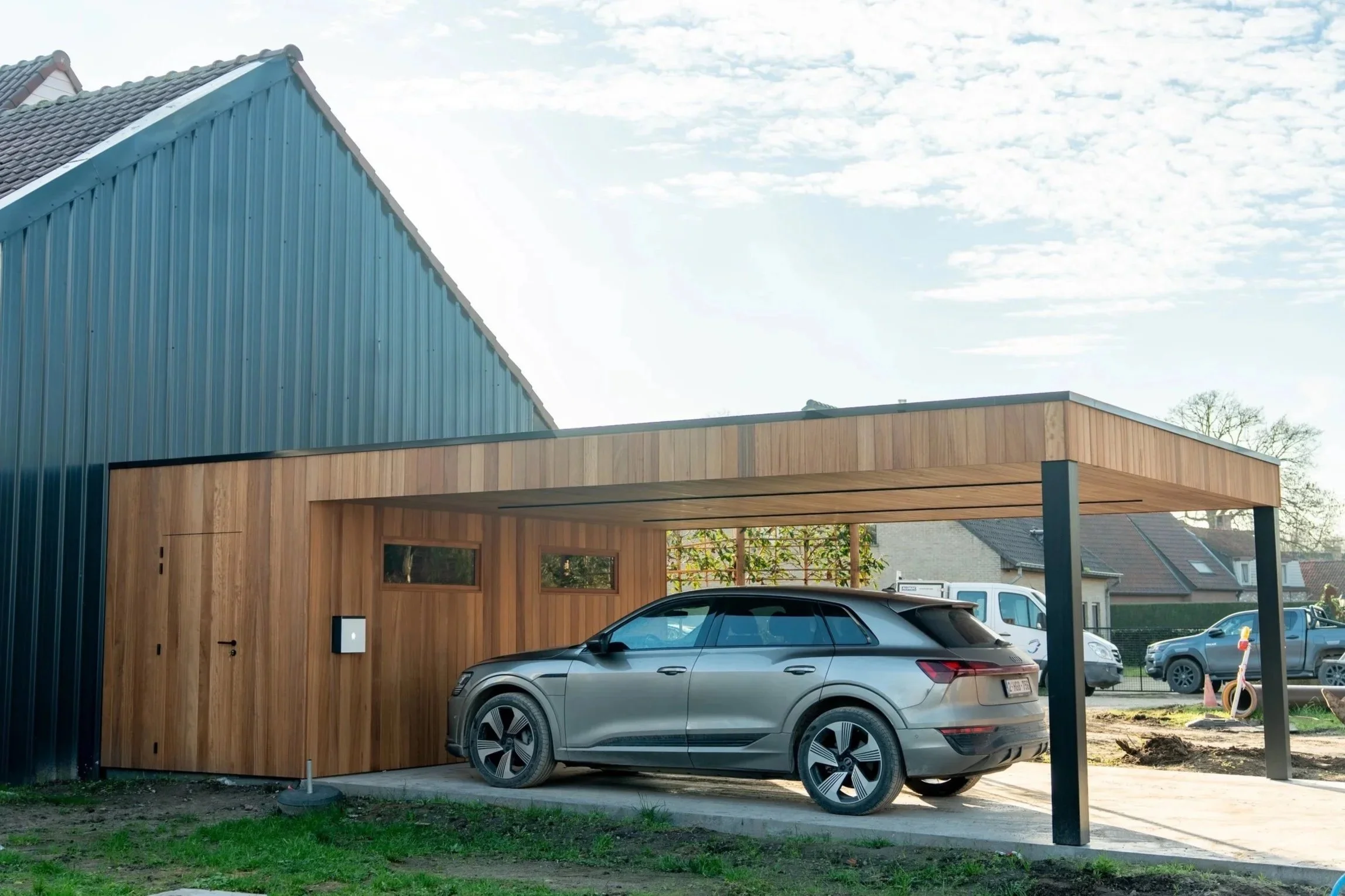 Moderne woning met houten carport en elektrische auto. carport