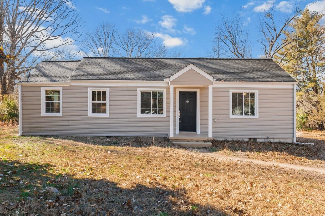 🏡 Recently Renovated Rancher Located in Sandston for sale! This single level home sits on a large corner lot and offers 3 bedrooms and 2 bathrooms. ✨

📍400 Young Drive. Sandston, VA 23150
MLS #: 2402990 | Agent: Andrea Johnson - Real Estate Agent 
