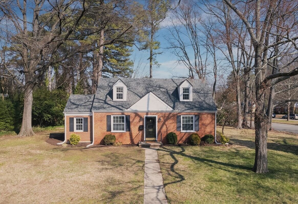 🏡 NEW LISTING + OPEN HOUSE SATURDAY 11AM to 1PM -  Welcome to 1001 Baywood Ct located in the highly desirable Willow Lawn area! This charming brick home offers 4 bedrooms, 2 bathrooms, and sits on a large corner lot✨

📍1001 Baywood Ct, Richmond, VA