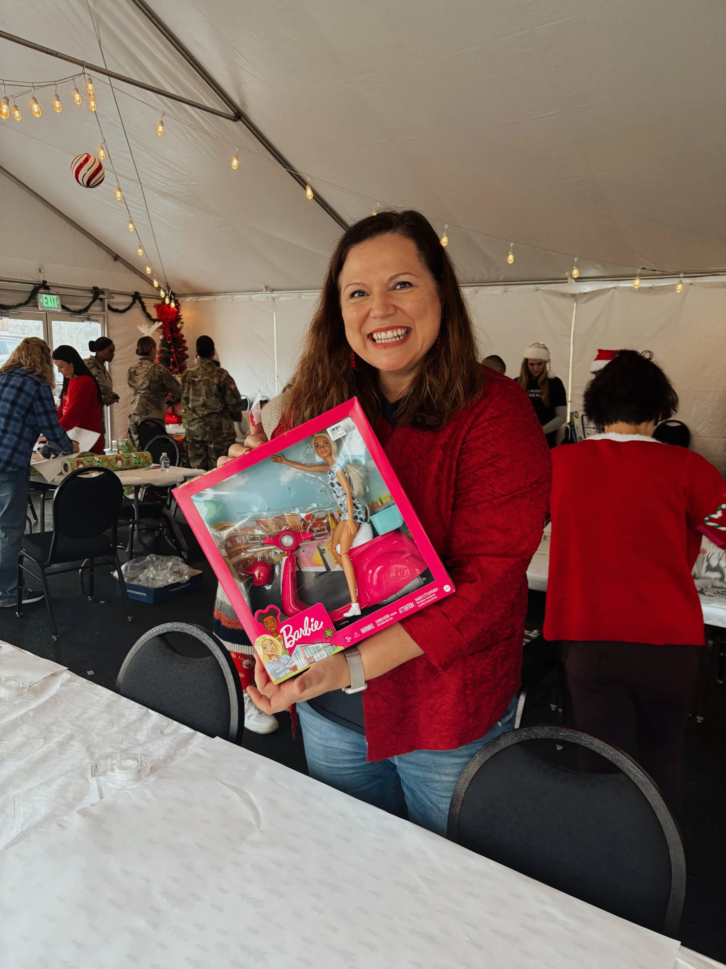 Charity2HolidayHelperLisa.JPG