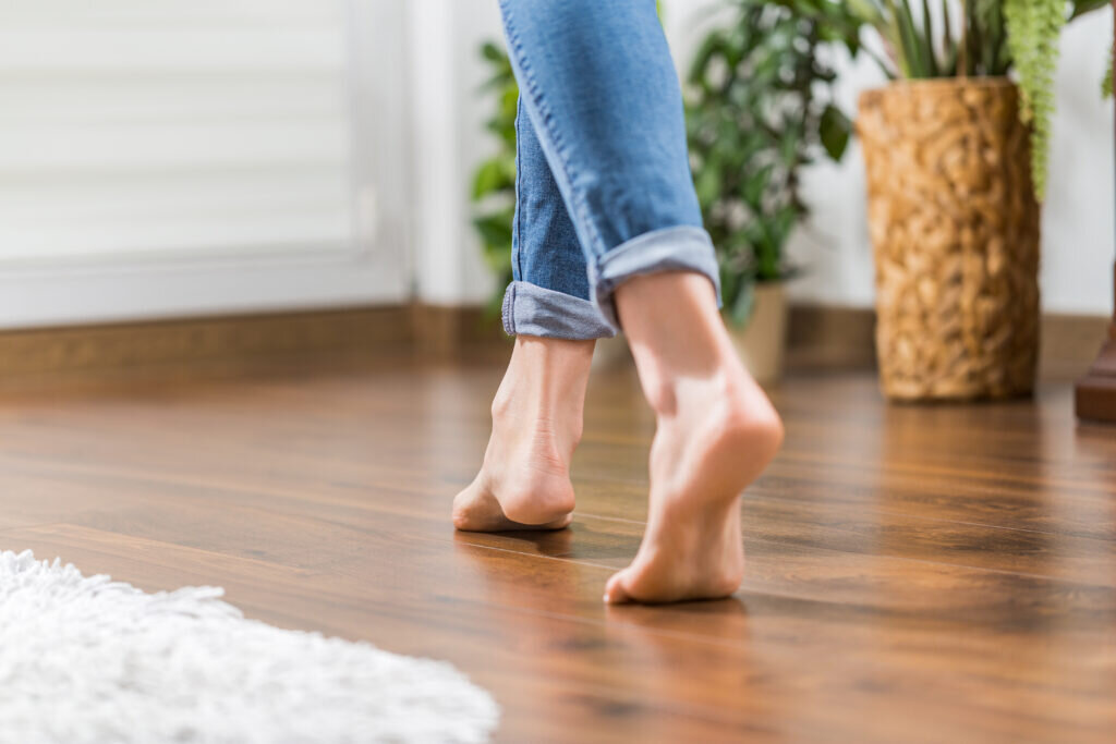 When comparing laminate flooring vs. vinyl, there are many factors to consider, including in which rooms each flooring works best, the types of flooring available and the benefits and costs of each. 👀

This guide provides an in-depth comparison of
