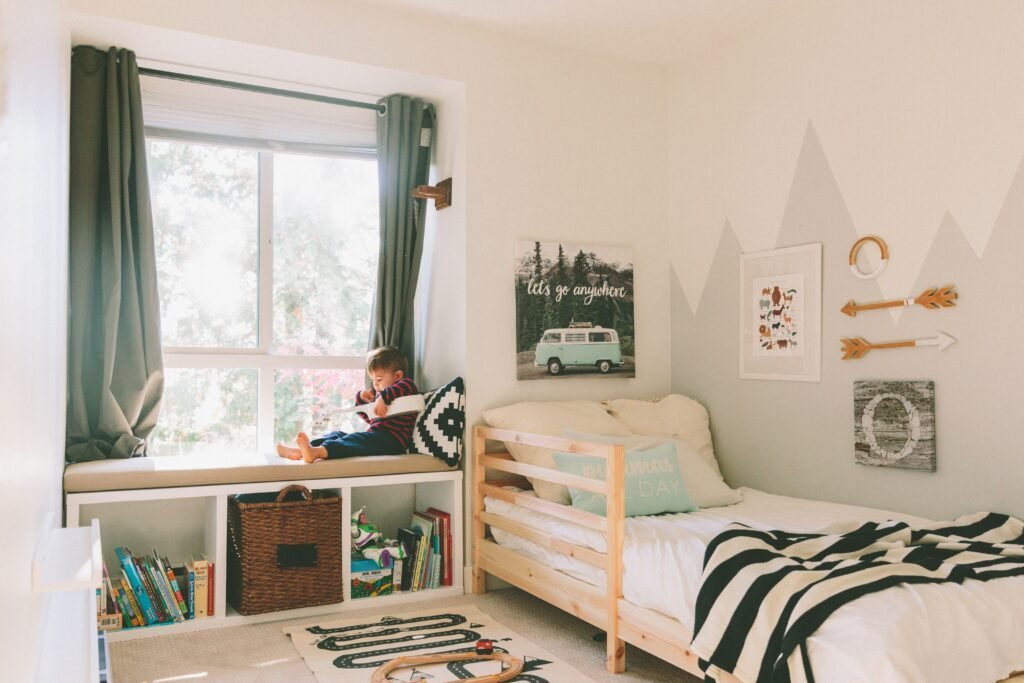 Kids are notorious for changing their personal tastes from minute to minute. However, when it comes time to decorate their rooms, constantly updating the d&eacute;cor to reflect those ever-changing tastes can be exhausting, not to mention expensive. 