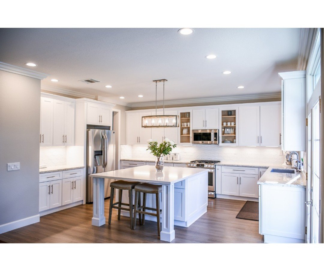 Discover top tips to organize kitchen cabinets for enhanced efficiency and aesthetics. Start optimizing your space now! If you're buying or selling a house and need expert guidance, contact the Gurpreet Ghatehora Realtor&reg; ROYAL LEPAGE MAGNA at 78
