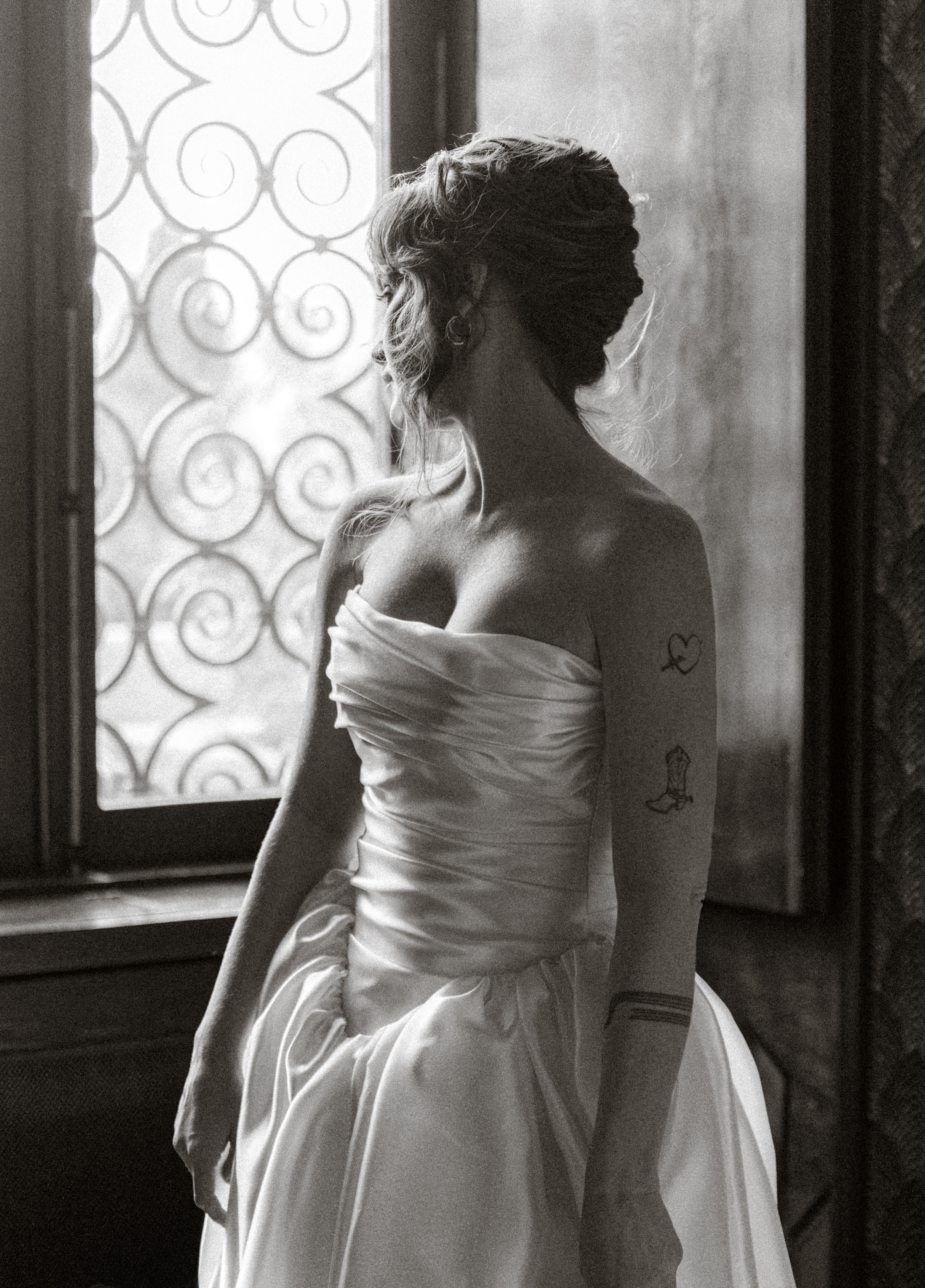 editorial-old world-bridal-portrait-europe-wedding-photographer.png