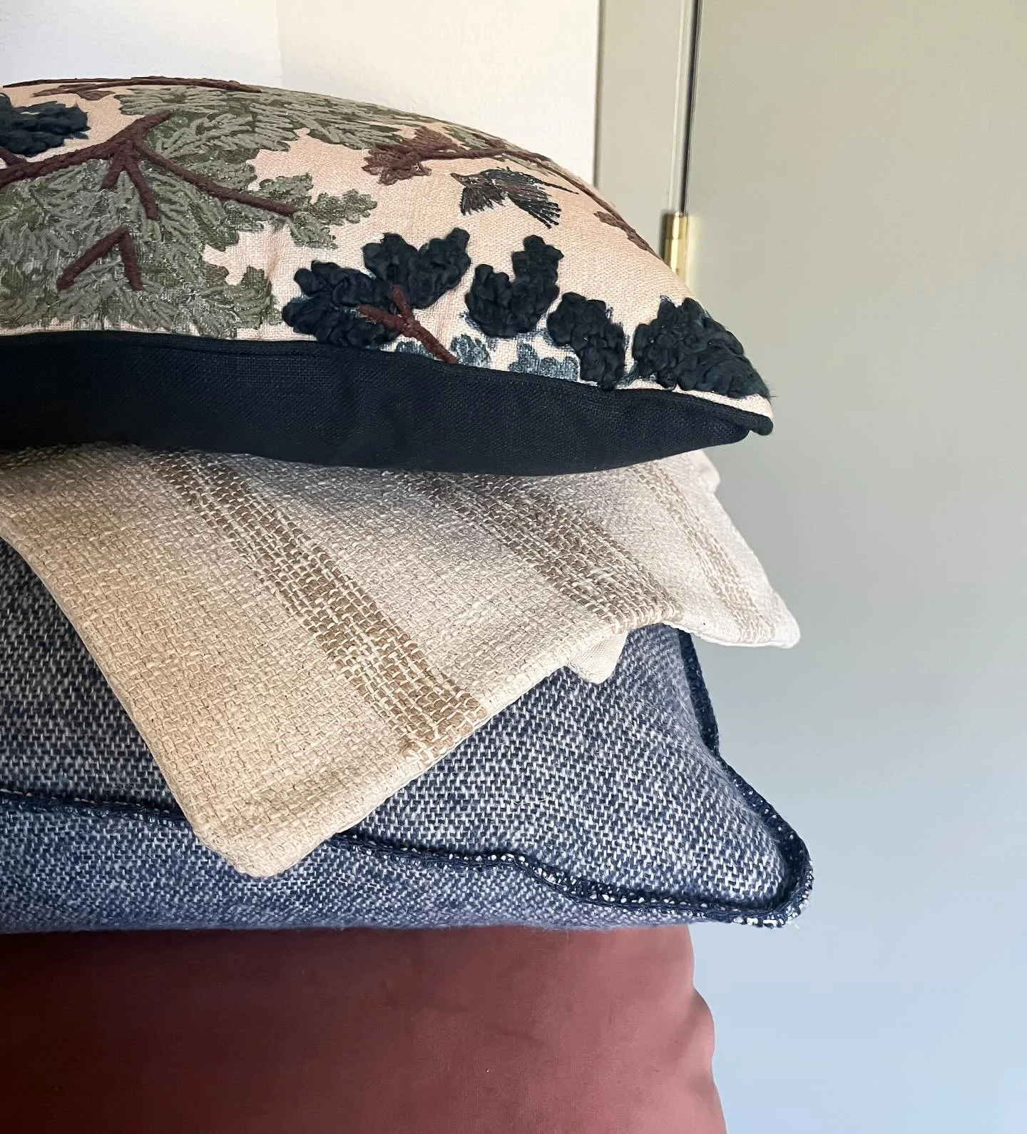 A fresh stack of cozy just arrived! Fall textures and all the snuggly vibes in full swing 🍁