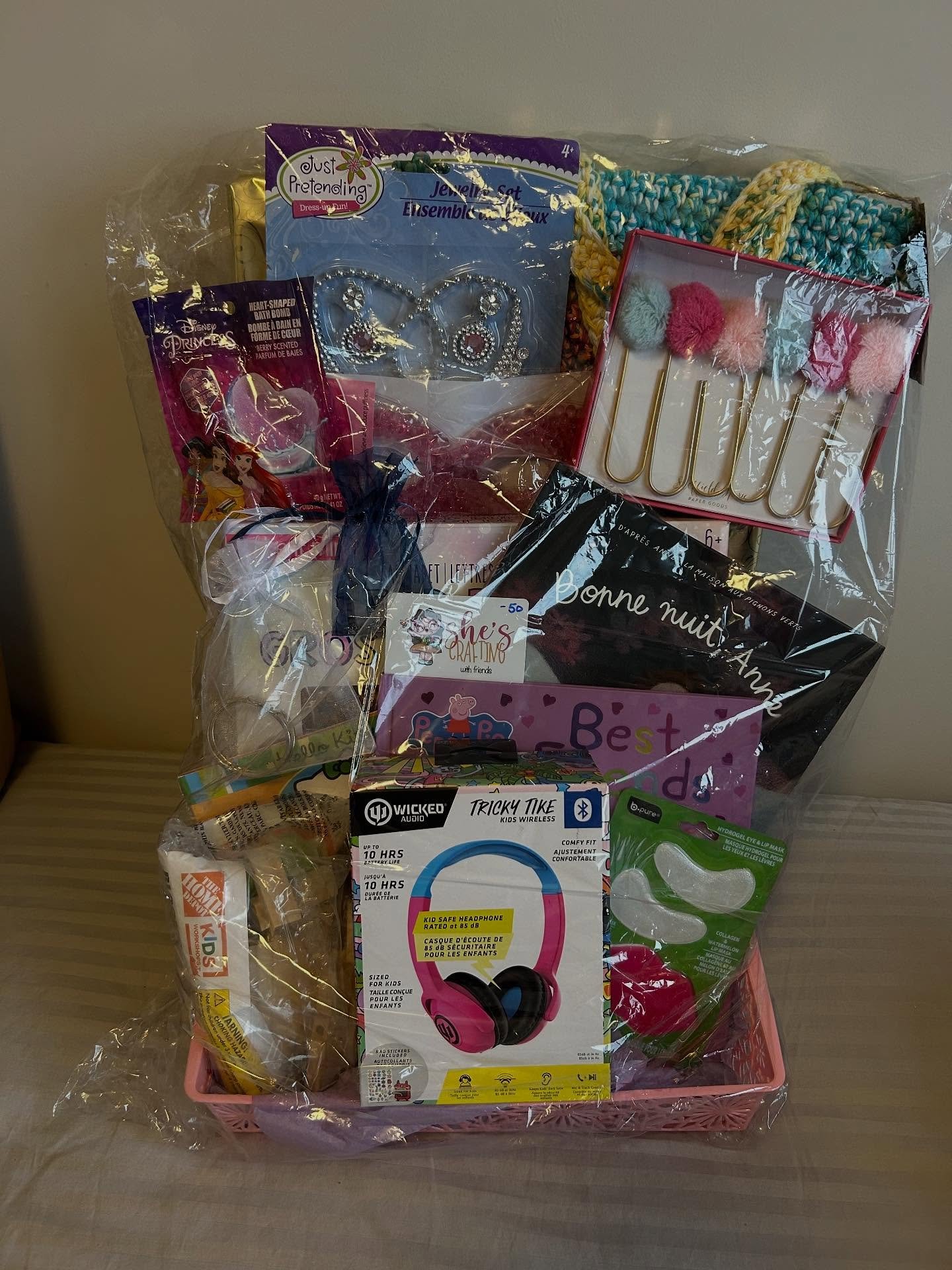 A few of the silent auction baskets for Monday&rsquo;s fundraiser at Chartier. Come see myself and the other directors perform classical, jazz, and holiday favourites.

Amazing food and wonderful company all in support of our Owls seniors choir 🦉

W