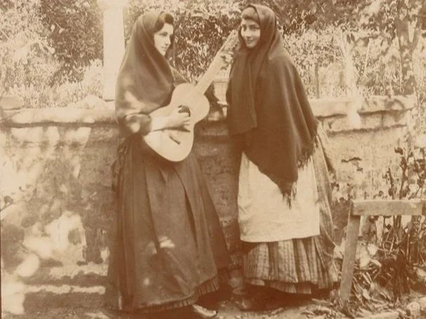 Photograph of Nina and Susana del Valle, Rancho Camulos, early 1900s.