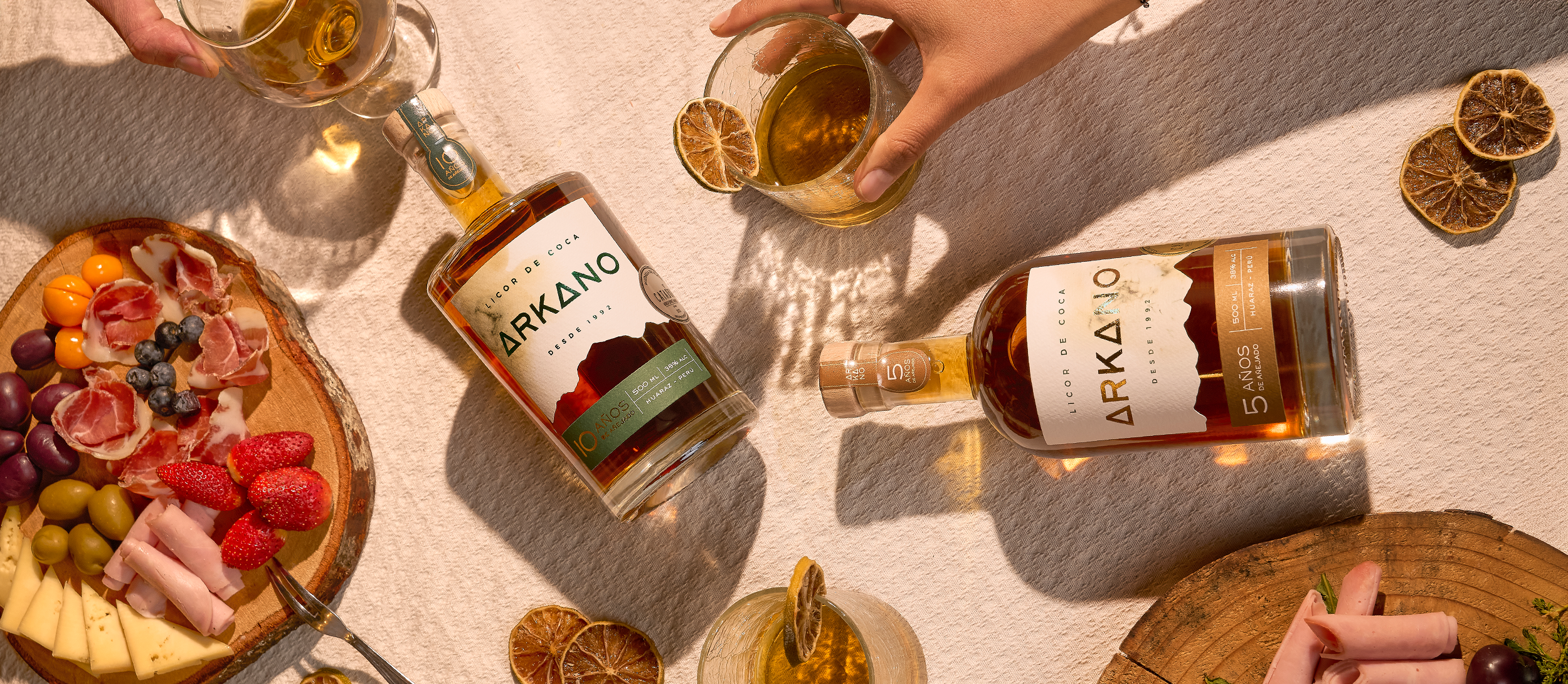 arkano licor de coca en mesa para compartir