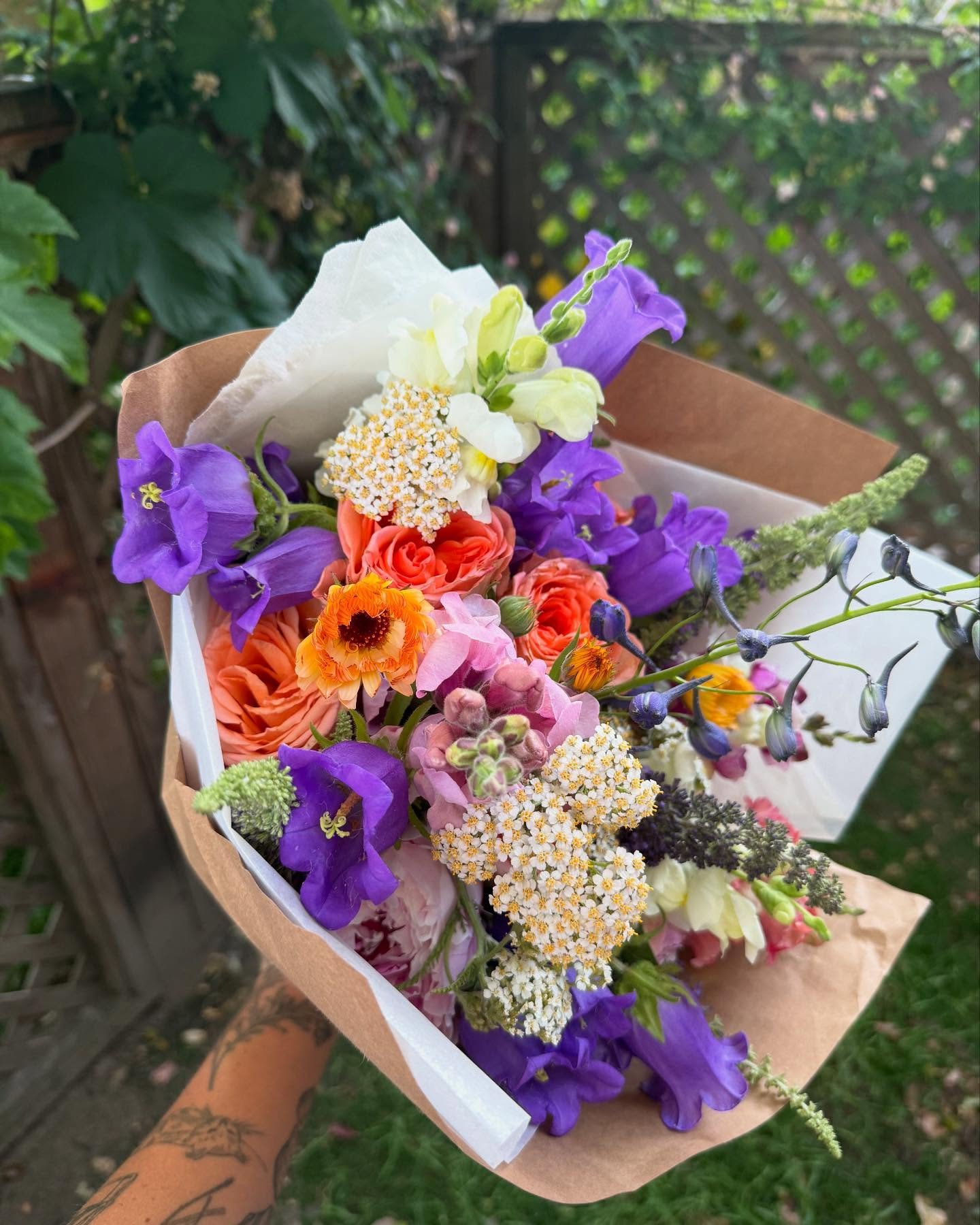 As much as I love curating wedding flowers I think my one true love will always be evening walk garden bouquets. . .
#flowerfarm #flowerfarmer #backyardflowerfarm #urbanflowerfarm #pnwflowerfarm #snohomishflowerfarm #snohomishflowerfarmer #tinyflower