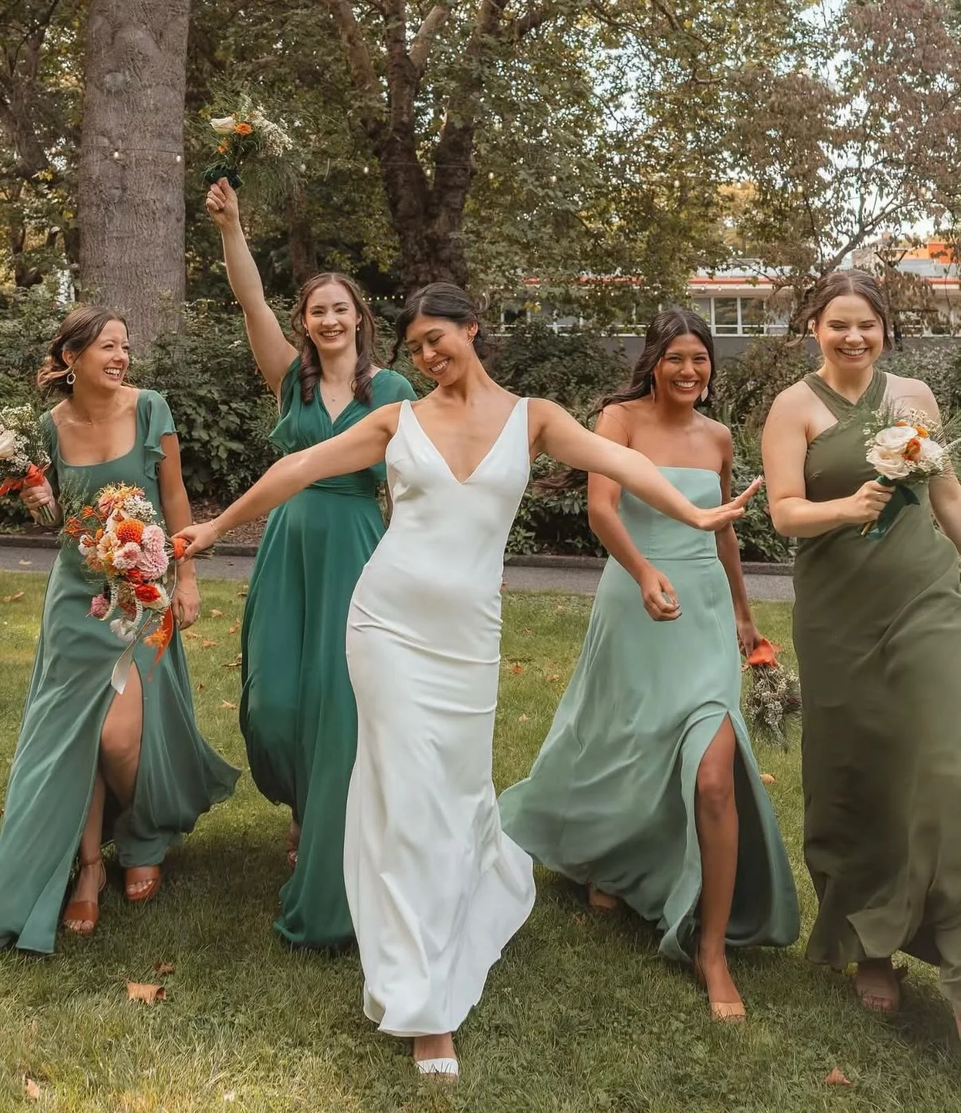 Getting your photos never gets old!

📷: @hannahblauserphoto 

#seattlebride #seattlewedding #weddingflorals #weddingflorist #wildflowerwedding #seattleflorist #weddingflowers #bridalbouquet #pnwbride