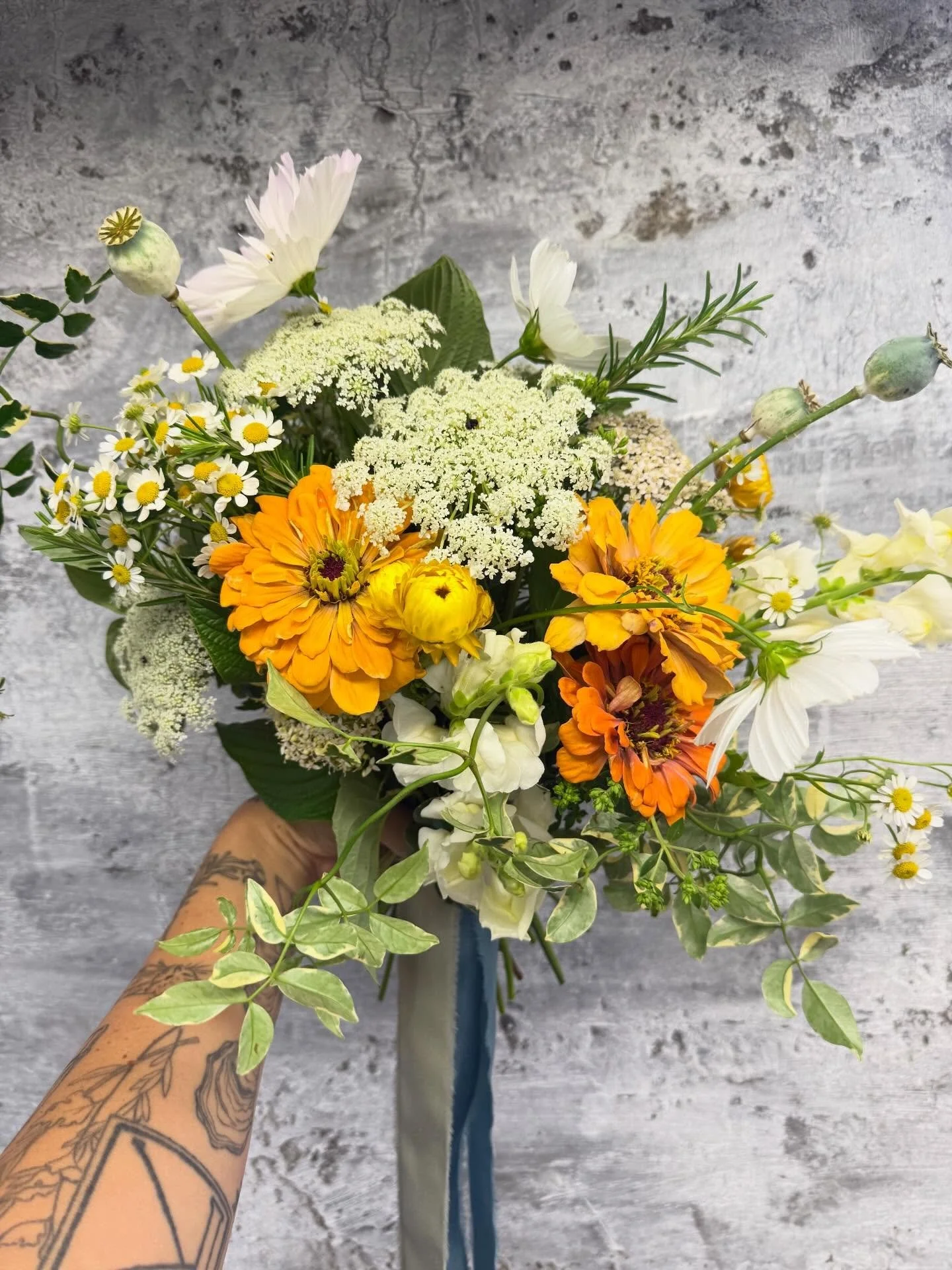 Just felt like we may need a little bit of sunshine on our feeds. . .

#weddingflorist #pnwflorist #flowerfarmer #tinyflowerfarm #bridalbouquet