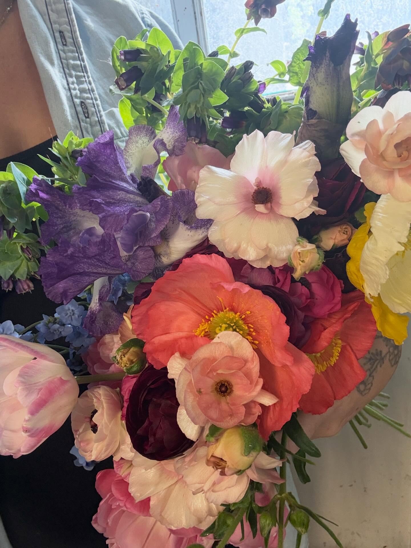 Farm stand is out!
Come get some lovely spring blooms, and if you&rsquo;re lucky, the first of the bearded iris!

#farmstand #flowerfarm #urbanflowerfarm #backyardflowerfarm #springblooms