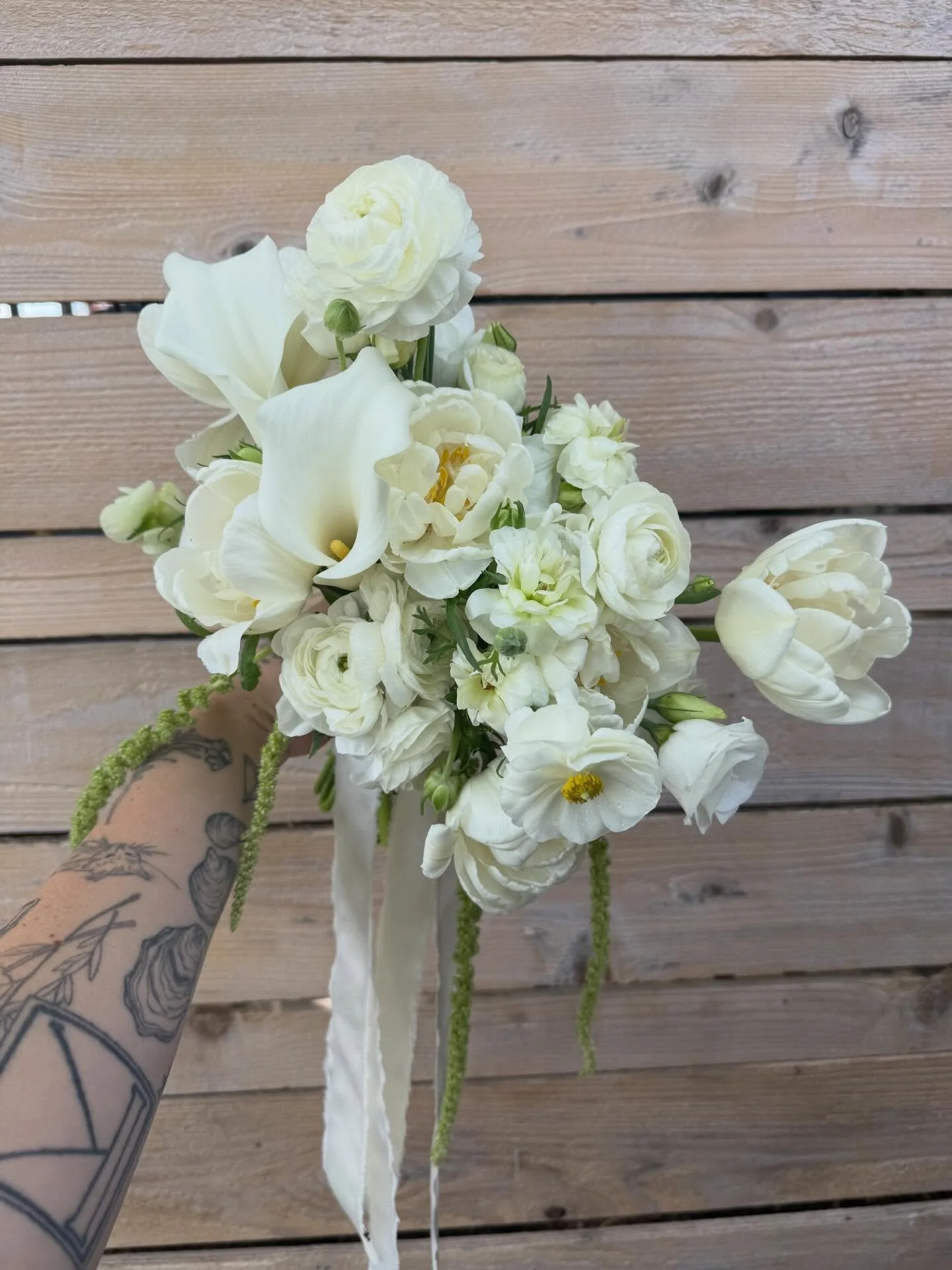 Also congrats to the lovely couple who got to celebrate their love on this gorgeous sunshiney day!

#florist #weddingflowers #bridalbouquet #springwedding #weddingfloristry