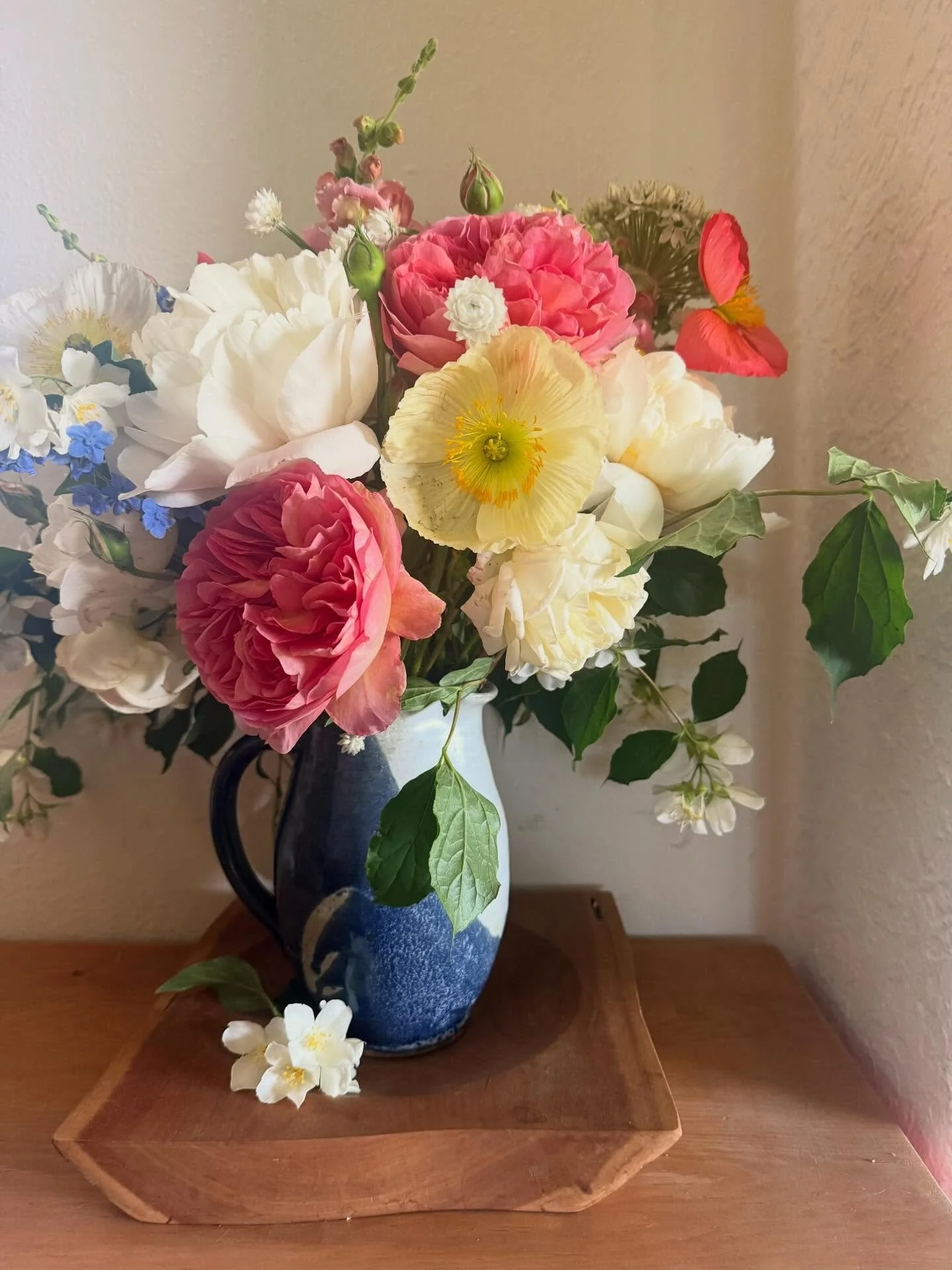 When I started growing flowers it was so I could always have flowers in the house. . .now it feels like a treat when I get to make an arrangement for my own home. . .

Also I wish you could all smell this! Peonies, roses and mock orange. Amazing!
#fl