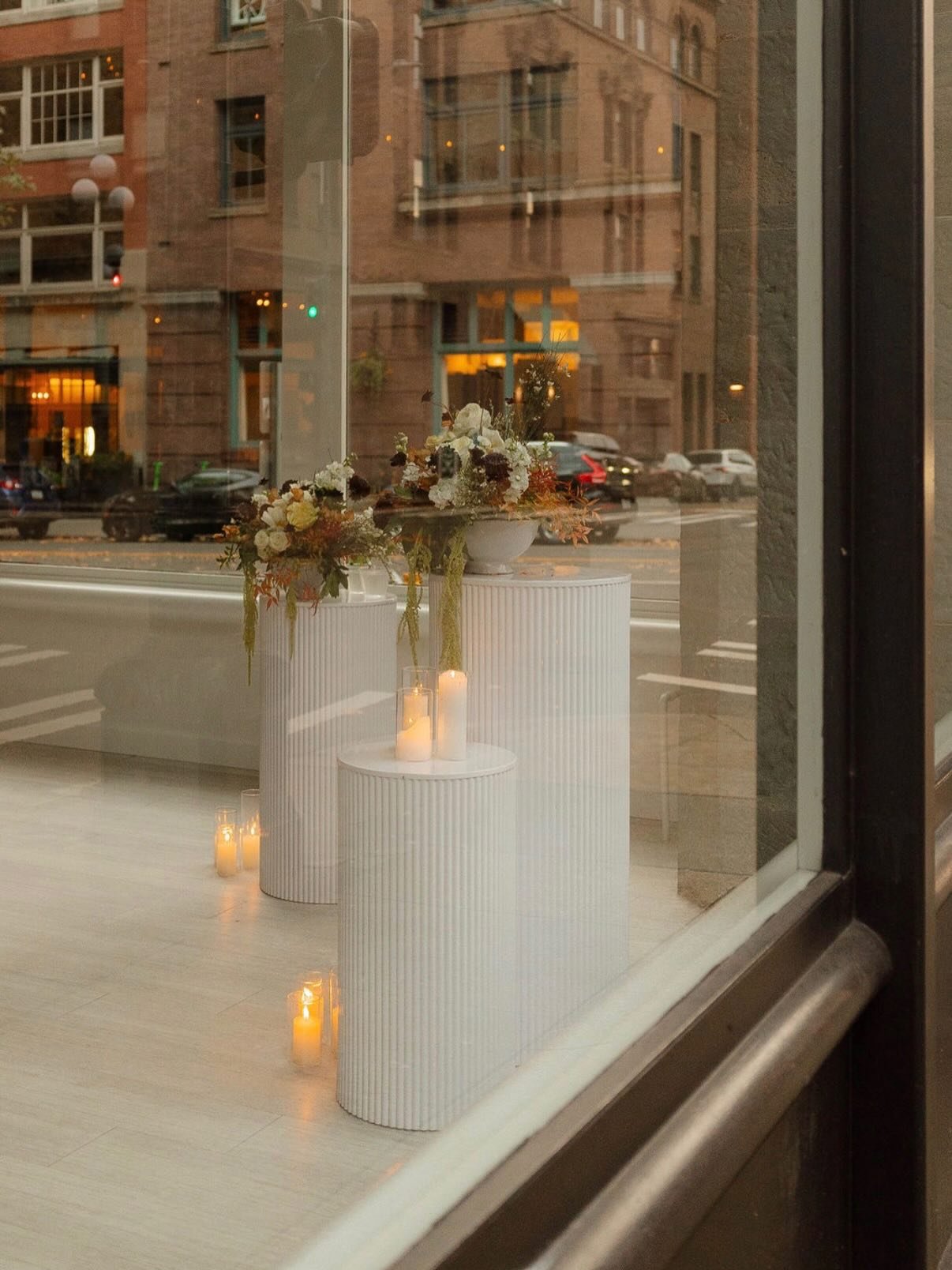 Fun little surprise of some gorgeous photos of a wedding from last fall!
📷 @vivyannephoto 
Venue: @the101.828 

#florist #weddingflowers #fallwedding #seattlewedding #weddingflowers