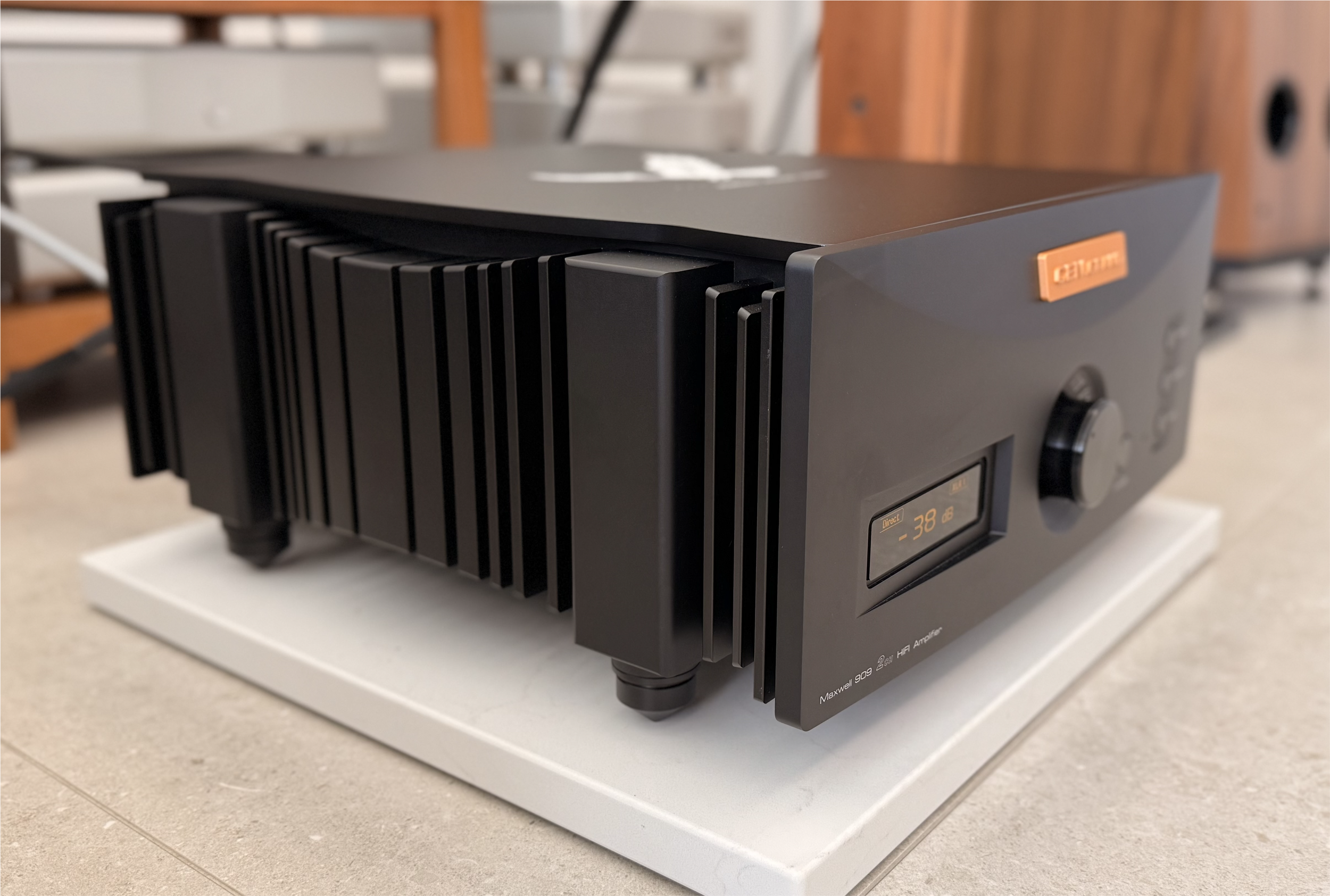 The Maxwell 909 — Musical Power, Refined