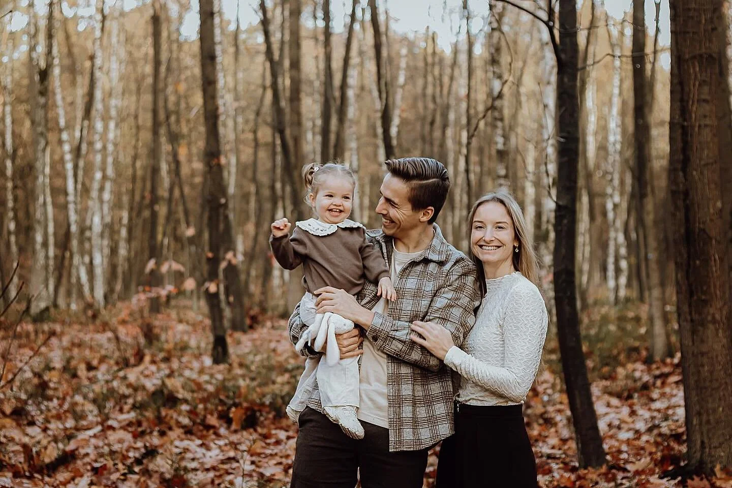 De mooiste herinneringen zijn vaak gewoon momenten samen 🤍 knuffels, lachjes en liefde, omringd door de warme kleuren van de herfst.