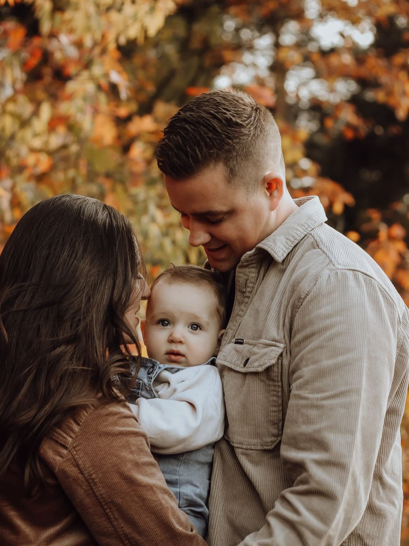 De mooiste herinneringen zitten in de kleine momenten. Knuffels, liefde en herfstkleuren 🤍