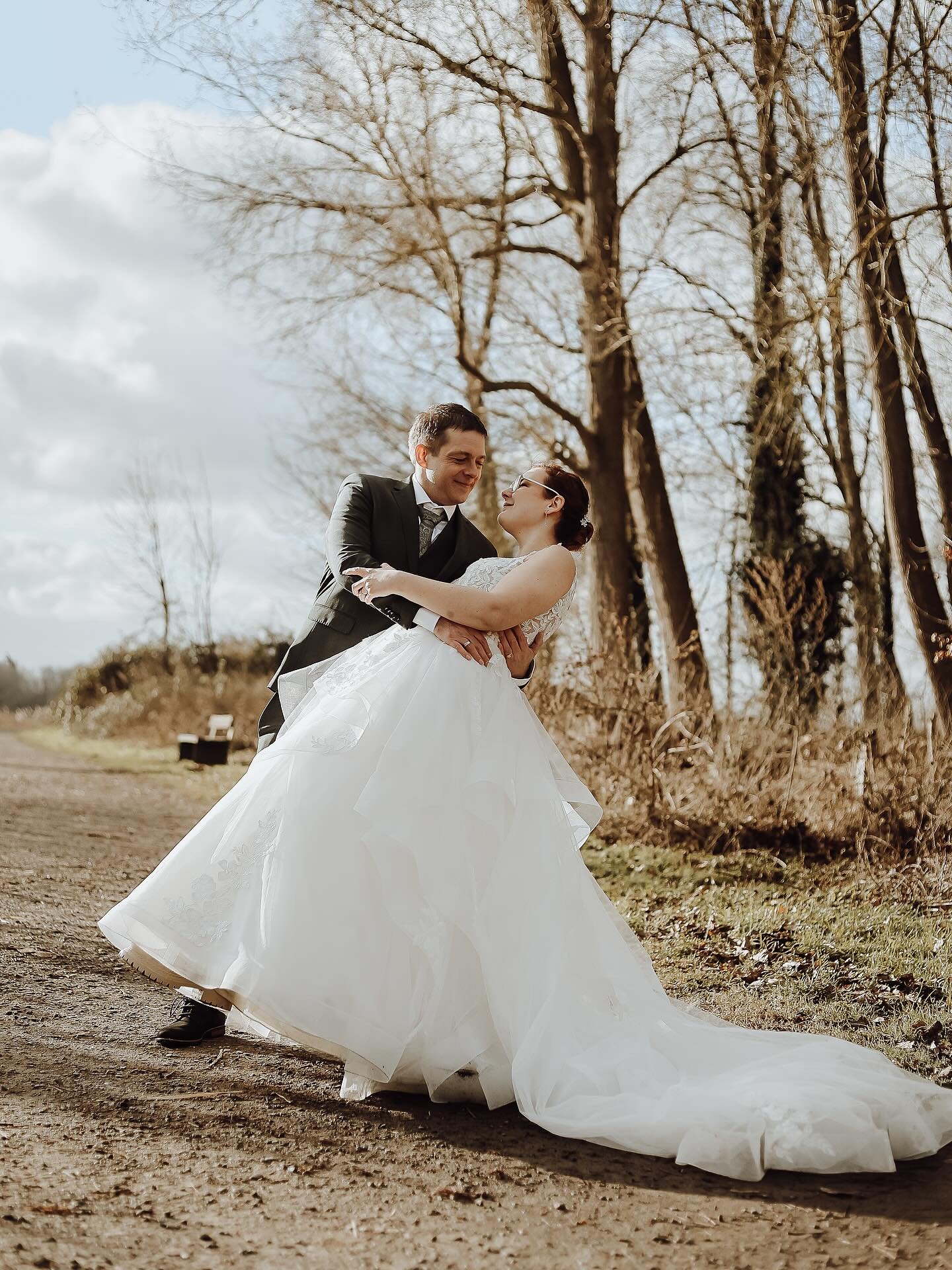 Het eerste huwelijk van 2026 is een feit ❄️
In de sneeuw, met koude handjes, maar gedragen door pure warmte en liefde 🤍