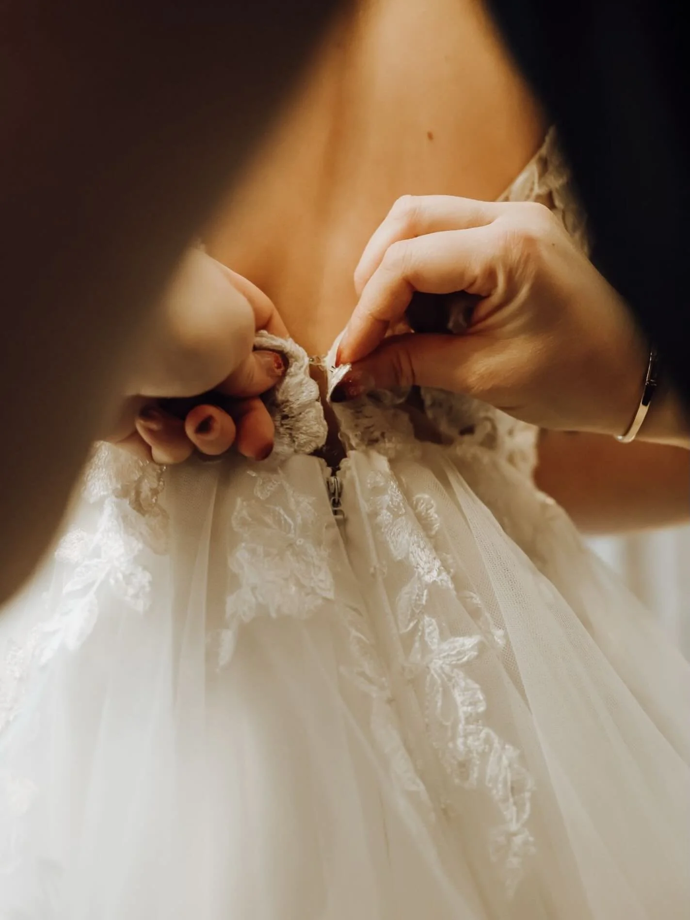 Voor je je geliefde ziet &amp; ja zegt voor altijd 🤍
Een laatste intiem moment, gedragen door iemand die je dierbaar is 🤍