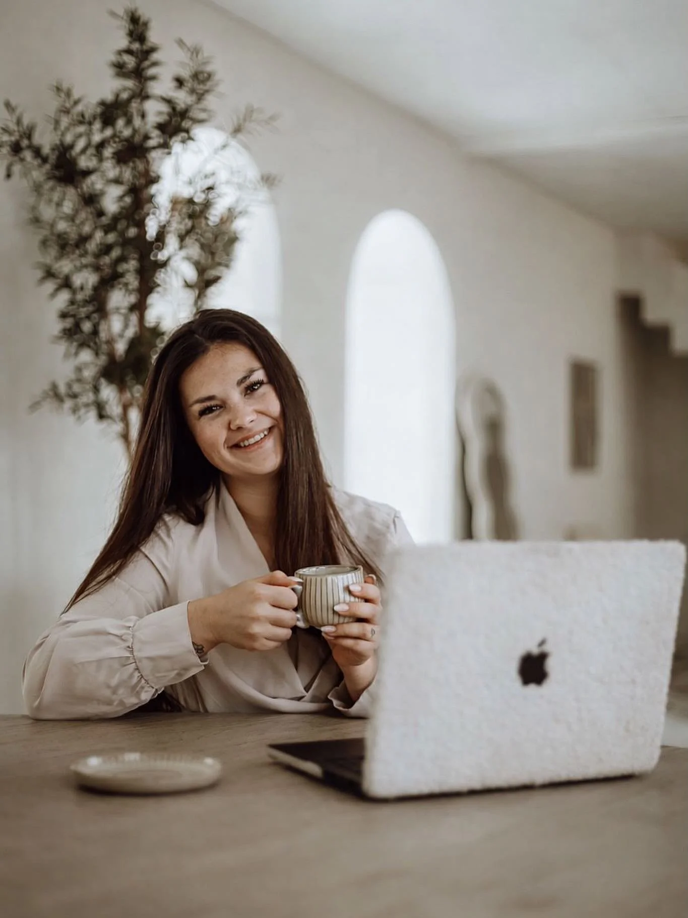 Hey, ik ben Leentje ❤️ Het gezicht achter Teddy&rsquo;s Photography

Al van jongs af aan ben ik gefascineerd door fotografie. Ik heb het geluk de mooiste momenten te mogen vastleggen: trouwdagen vol liefde en emoties, de allereerste momenten met je p