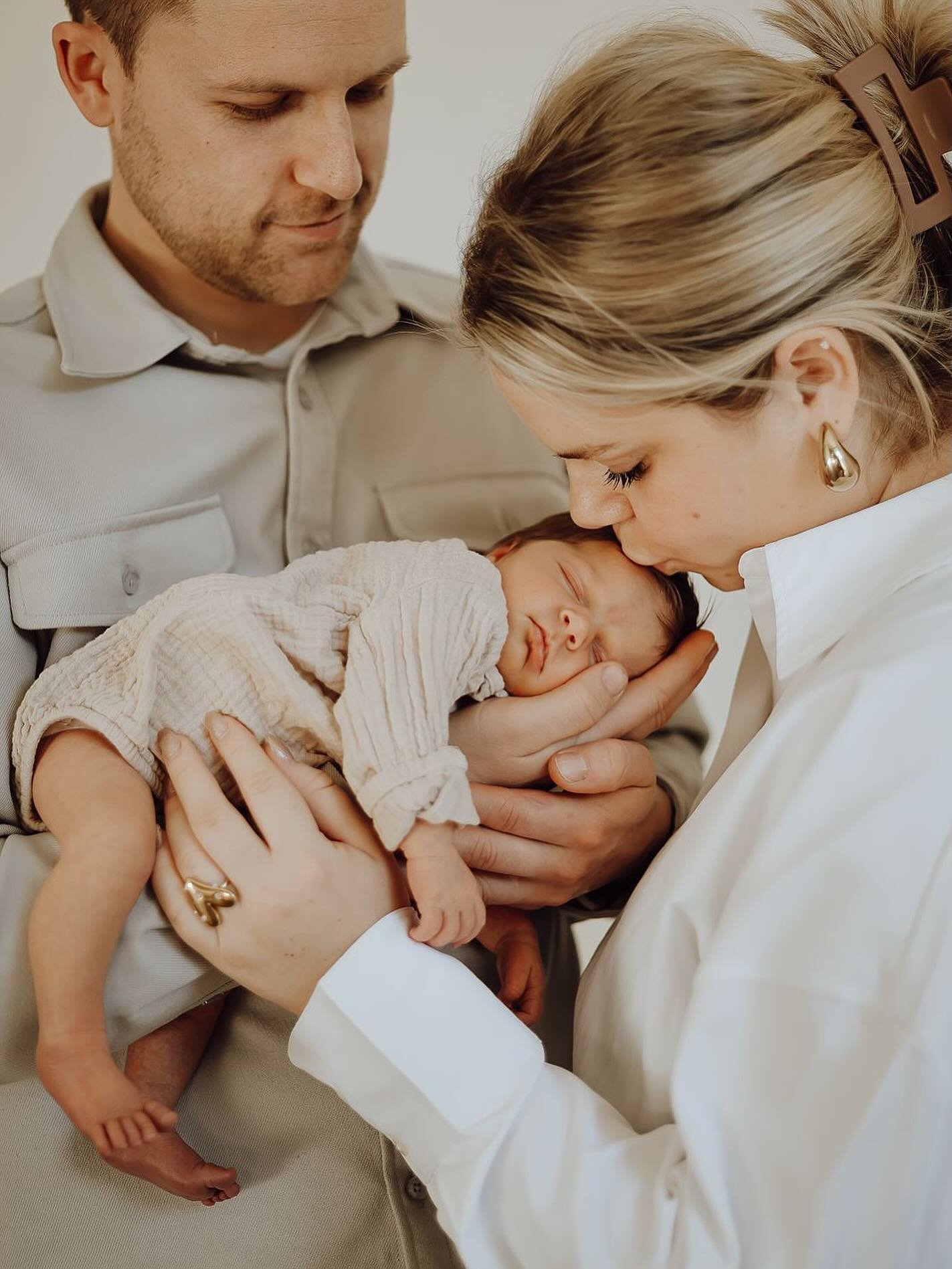 Terwijl zij hun wereld vasthouden,
mag ik hun begin vastleggen 🤍