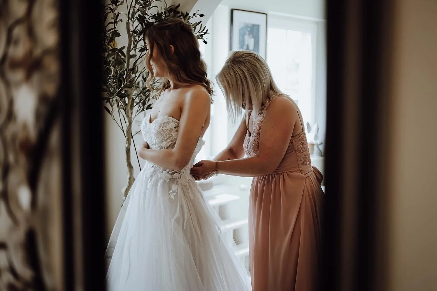 Achter elke bruid staat iemand die haar met liefde klaarmaakt voor haar dag 🤍