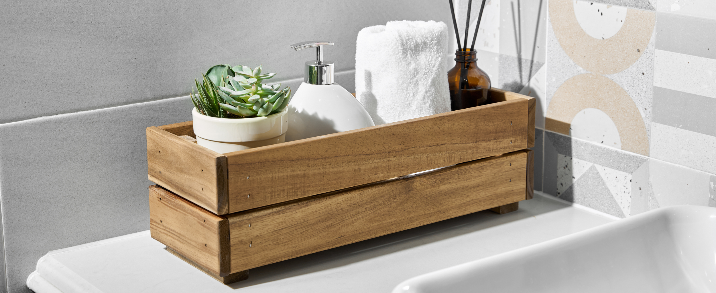 Aplus-Planter Box-Small-Golden-Bathroom usecase-Desktop.png