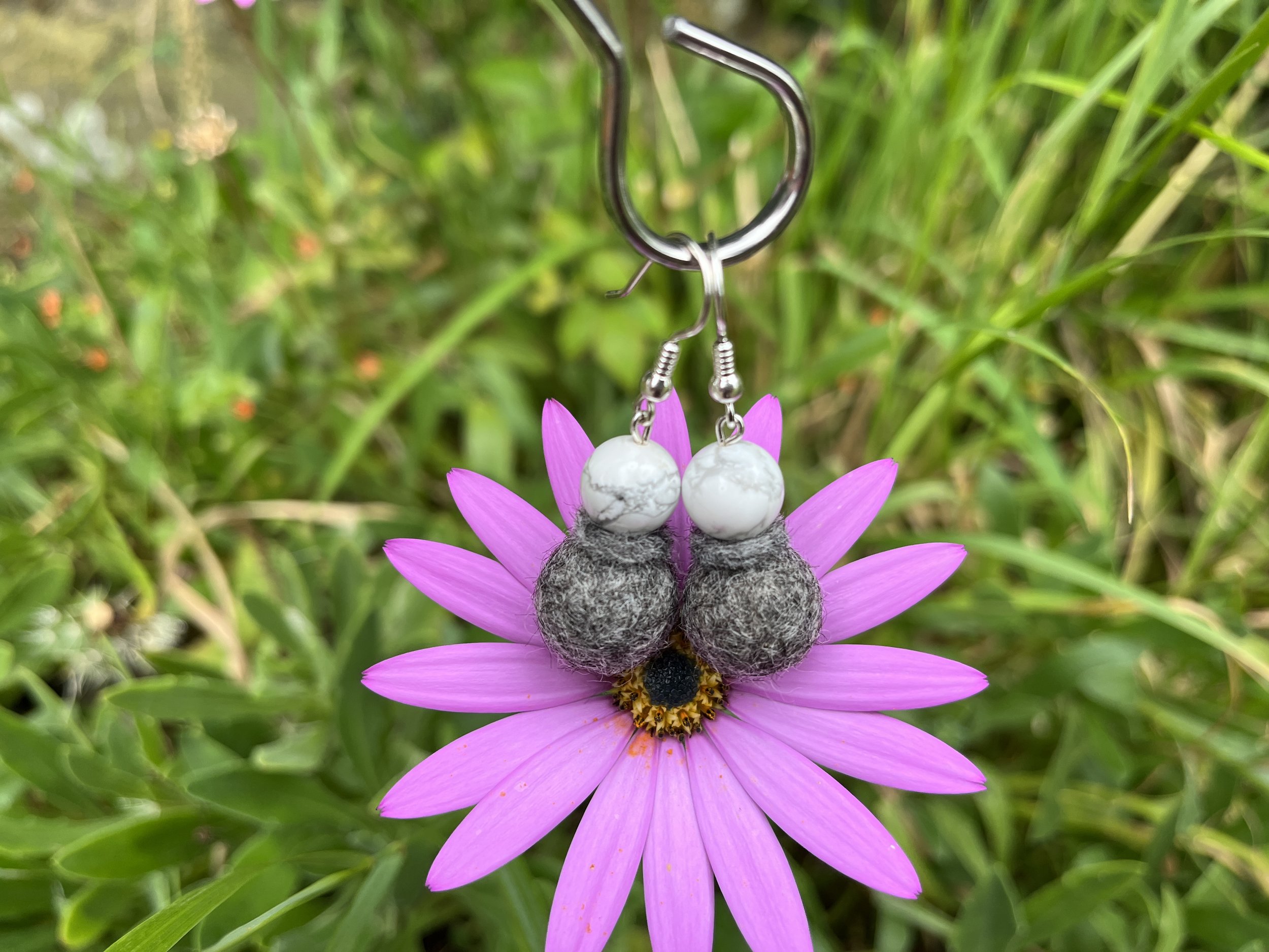 Boucles d'oreilles en laine feutrée à l'aiguille - Alpagas du Rompay