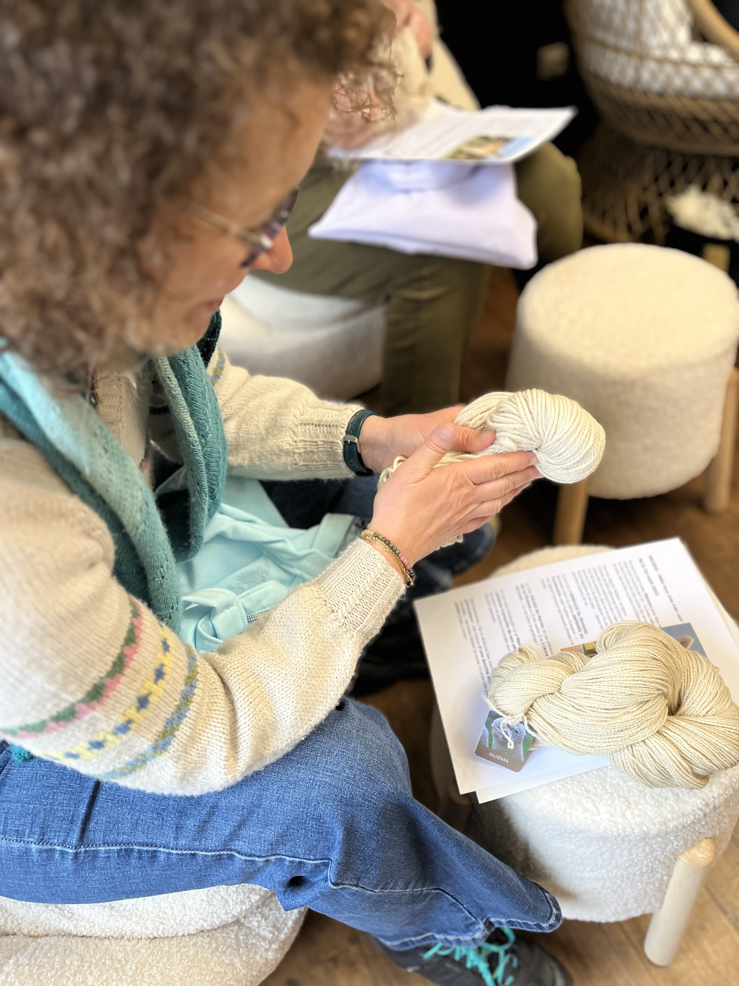 Tricot et retour à l’essentiel
Dans un monde qui va vite, nos retraites offrent une pause. Tricoter à la main une laine d’alpaga d’exception, directement issue du troupeau, c’est revenir à l’essentiel : prendre le temps, ressentir, créer avec sens et