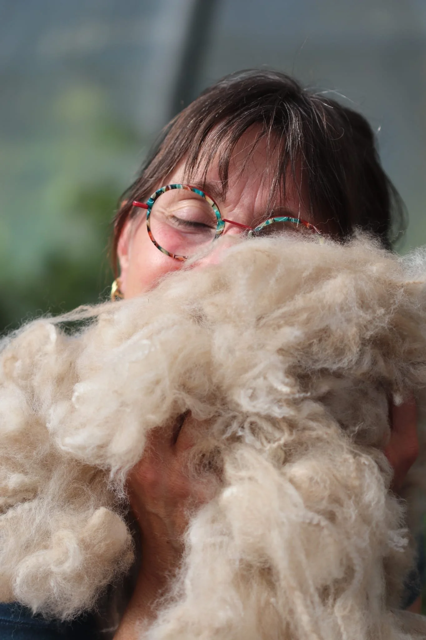 Créer en lien avec l’animal
Tricoter devient une histoire de lien : lien à la terre, lien aux animaux, lien entre femmes passionnées. C’est ce qui rend nos retraites tricot uniques en France : la possibilité de créer en conscience, avec une matière v