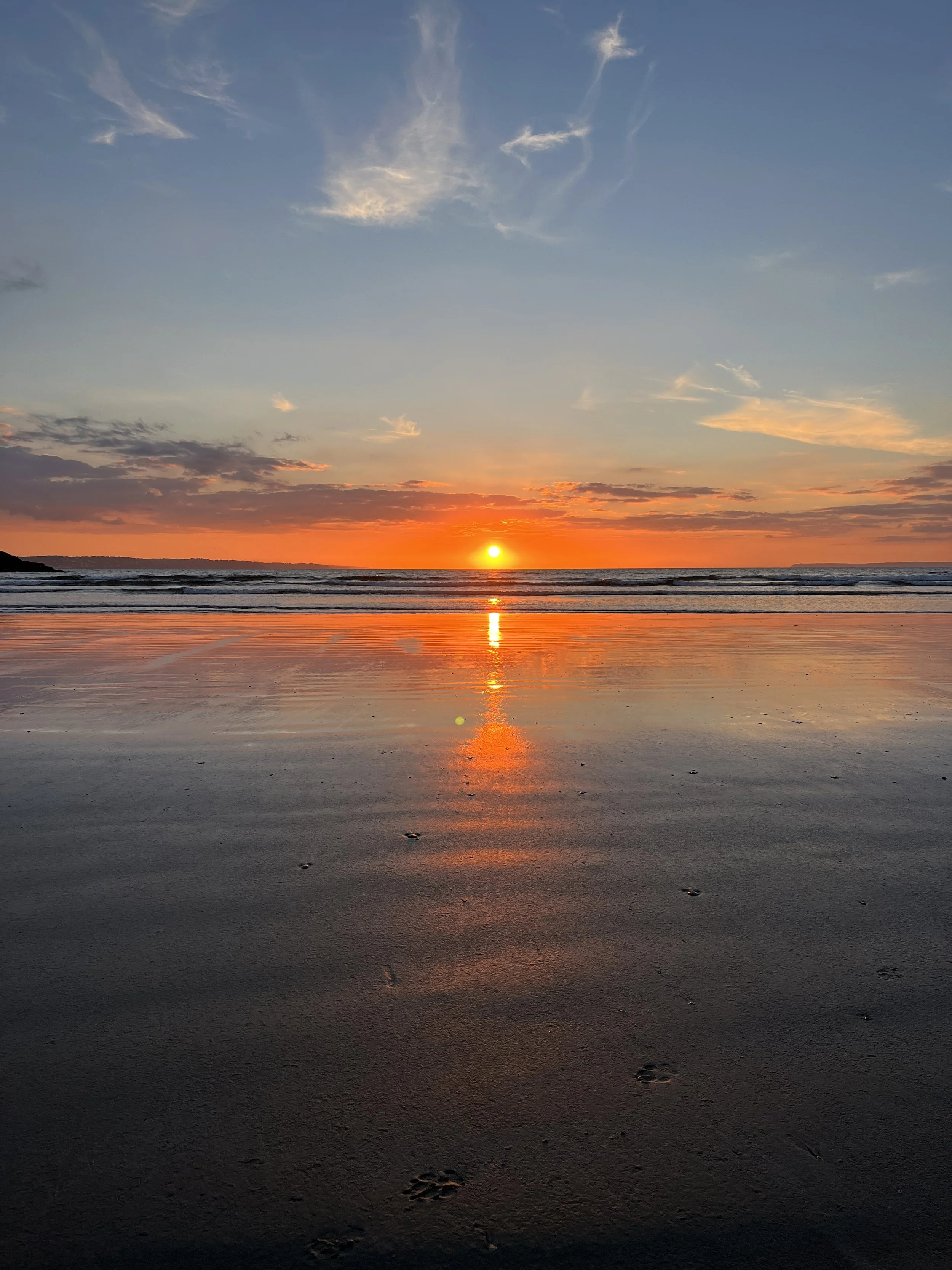 "Magnifique coucher de soleil se reflétant sur le sable mouillé de la plage de Kervel à Douarnenez" 