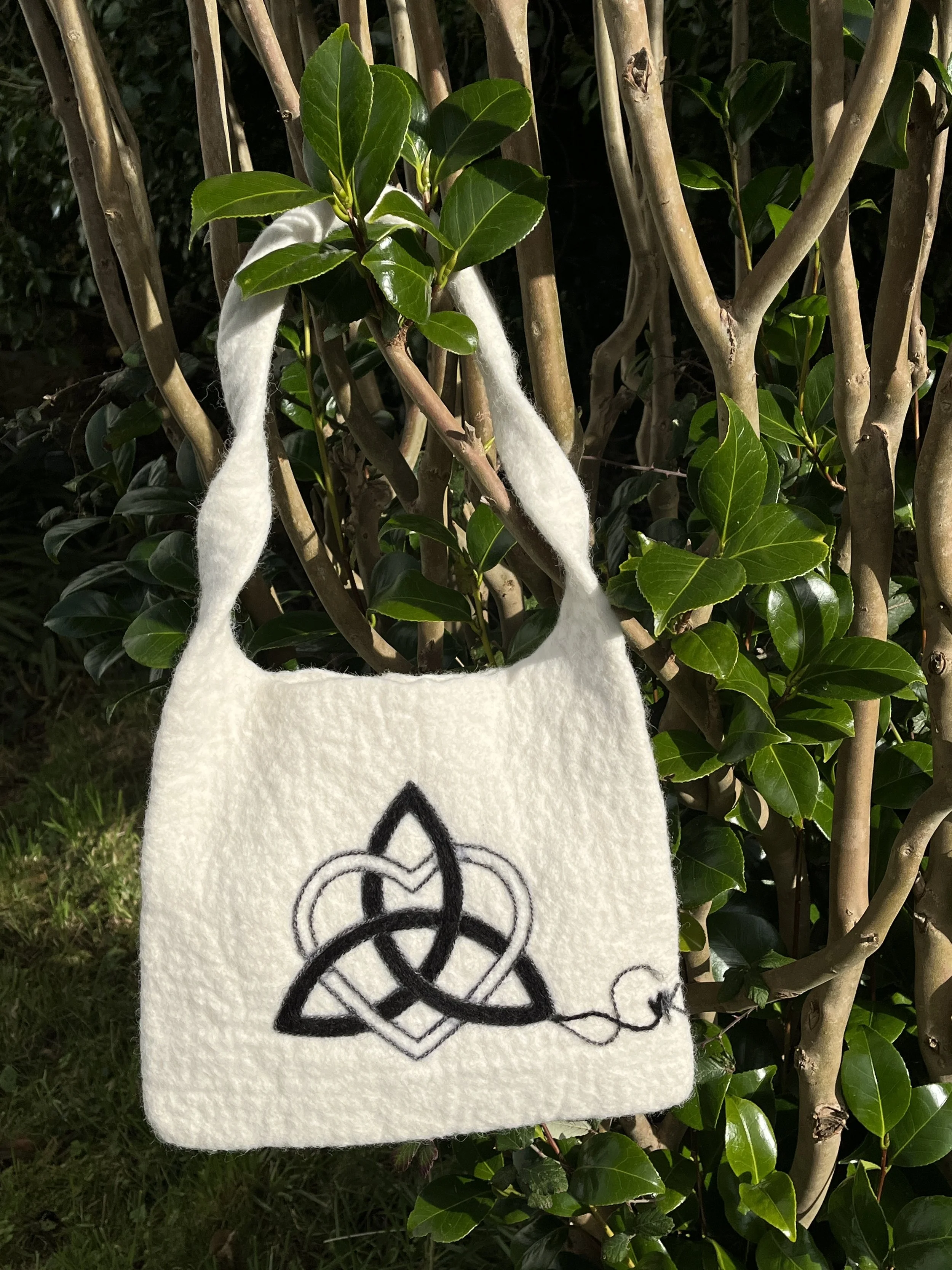 Feutrage à l'eau chaude - Laine feutrée à l'aiguille - Alpagas du Rompay - Alpagas Bretagne - France