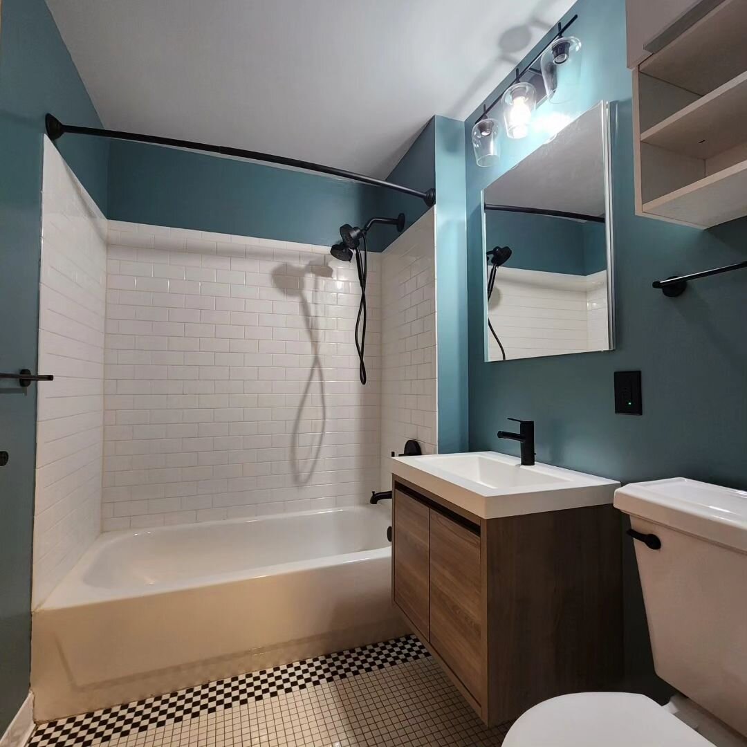 Bathroom facelift complete for our client in Park Slope! 🏆
.
.
.
.
#bathroomdesign #bathroominspo #bathroomreno #generalcontractor #dccbrooklyn #womeninconstruction #mwbe #interiordesign #designinspo #parkslope #brooklynrealestate #nycrealestate #ho
