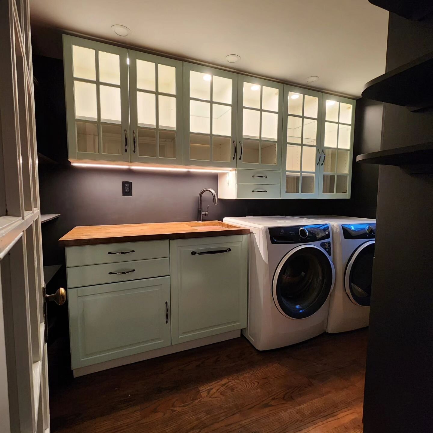 Laundry room built-ins for our client in Carroll Gardens. Ever-evolving 😄
.
..
...
#builtin #laundryroom #homedesign #interiordesign #interiorinspo #customcabinets #custommillwork #cabinetdesign #cabinetinspo #fall #love #lightingdesign #ikea #brook