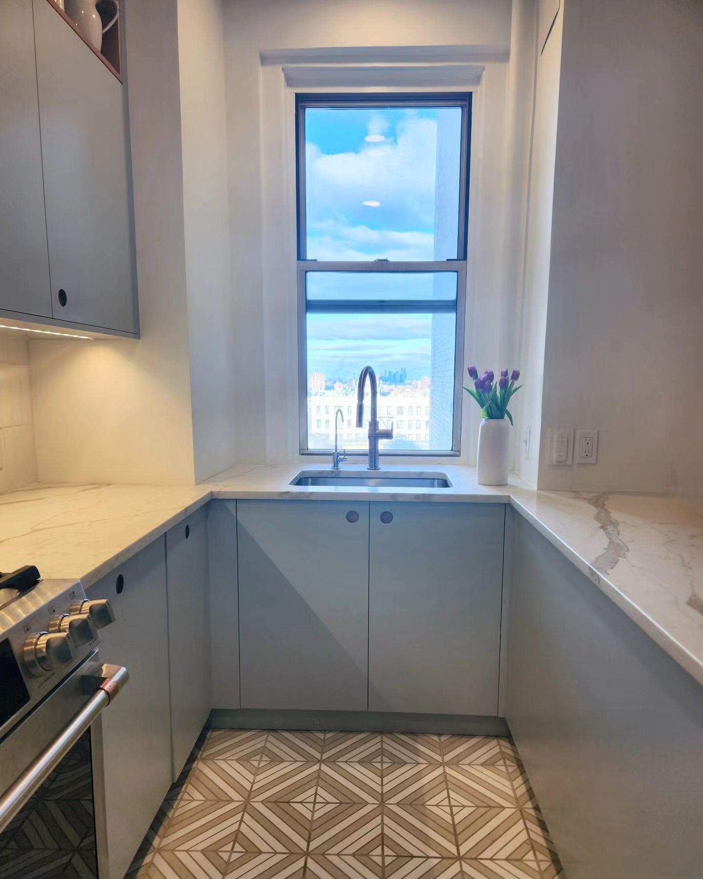 The sky was really cooperating on this shot ☀️ 
Brand new kitchen for our clients in Prospect Heights!
.
..
...
#kitchenreno #kitchendesign #kitcheninspo #interiordesign #interiorinspo #customcabinets #handmadetile #grandarmyplaza #prospectheights #p