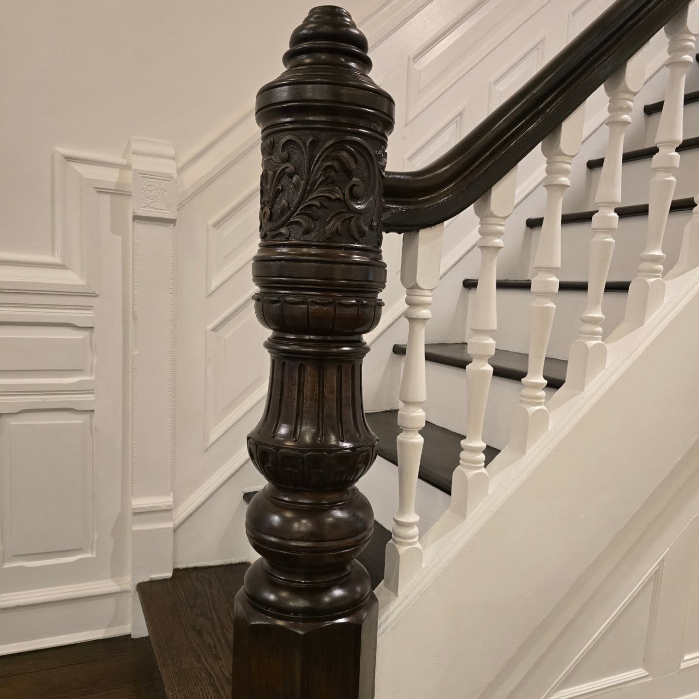 We refinished this historic banister and newel post for our client in Landmarked Park Slope
.
..
...
....
#woodfinishing #millworker #homerestoration #housepainter #woodrestoration #interiordesign #designideas #designinspo #designbuild #eaglebrooklyn