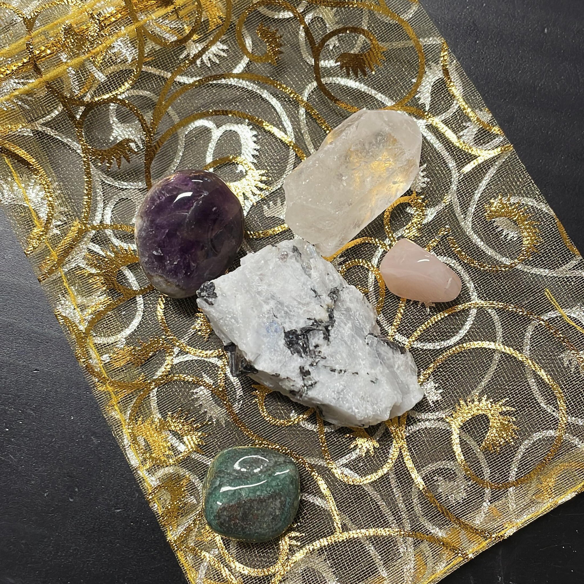 I&rsquo;ll be doing a presentation on Sunday at the @trowelstreasures on using crystals in your garden. And I have gift bags😀🌸❤️ 
Crystals are a life force that gives energy to plants. 🪴 Gift bags have clear quartz, moon stone, amethyst, green ave