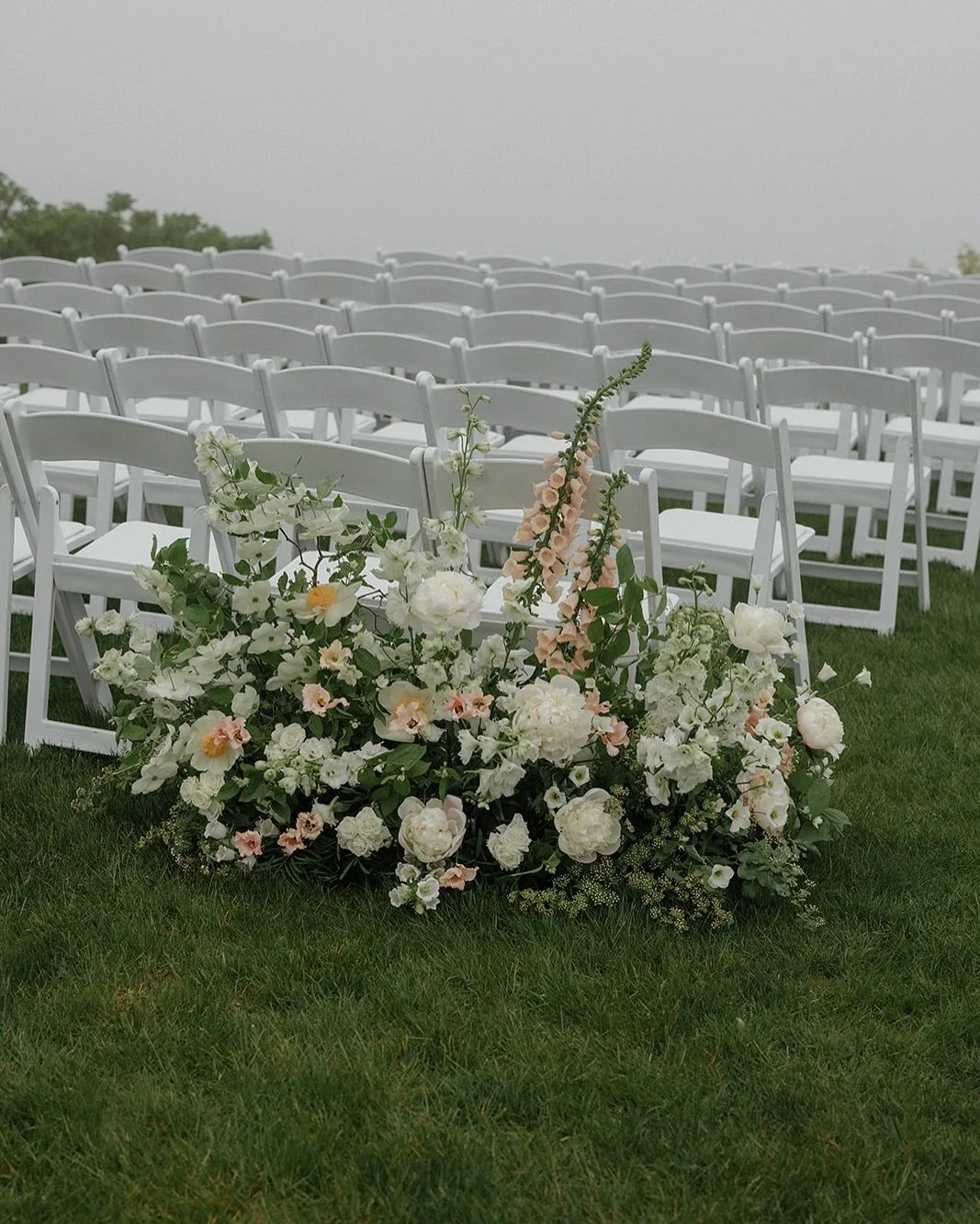 Peonies were thriving, sea mist was vibing, and the moodiness? Perfection. Maine really understood the assignment for K & A 🤍
Planning & Design: @lizmpruitt_events 
Venue: @cliffhousemaine 
Photographer: @alibeckphoto 
Floral: @amusefloralc