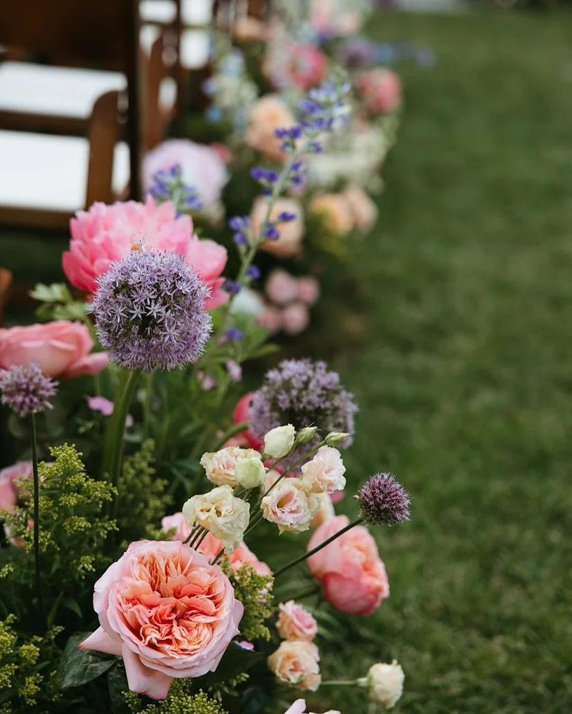 Aisle flowers are always a good idea 🌷 a great way to make an impact in both the ceremony & reception spaces. They can be repurposed around the sweetheart table (like this spring wedding at @bedfordvillageinn), in front of a band/DJ, entrance to