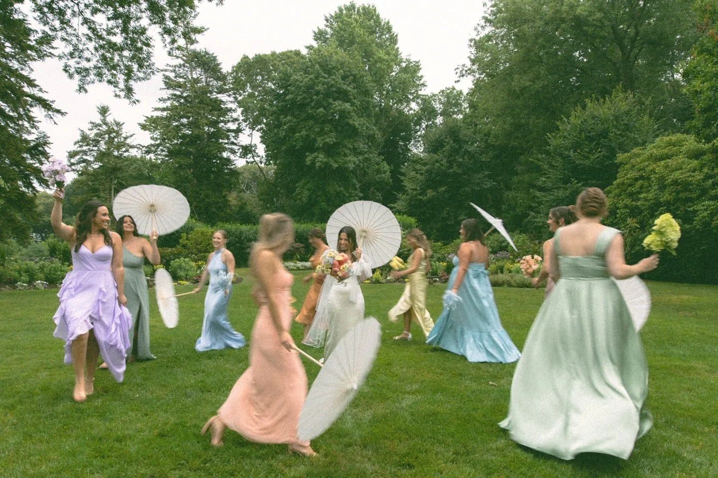 Angela &amp; her gals 🤍

Photo @ardentandelmphoto 
Venue @glenmanorhouse 

#rhodeislandwedding #rhodeislandflorist #newenglandbride #weddingflorals #weddinginspiration #floraldesign #luxuryweddingflorist #newenglandwedding #flowerlovers #modernbride