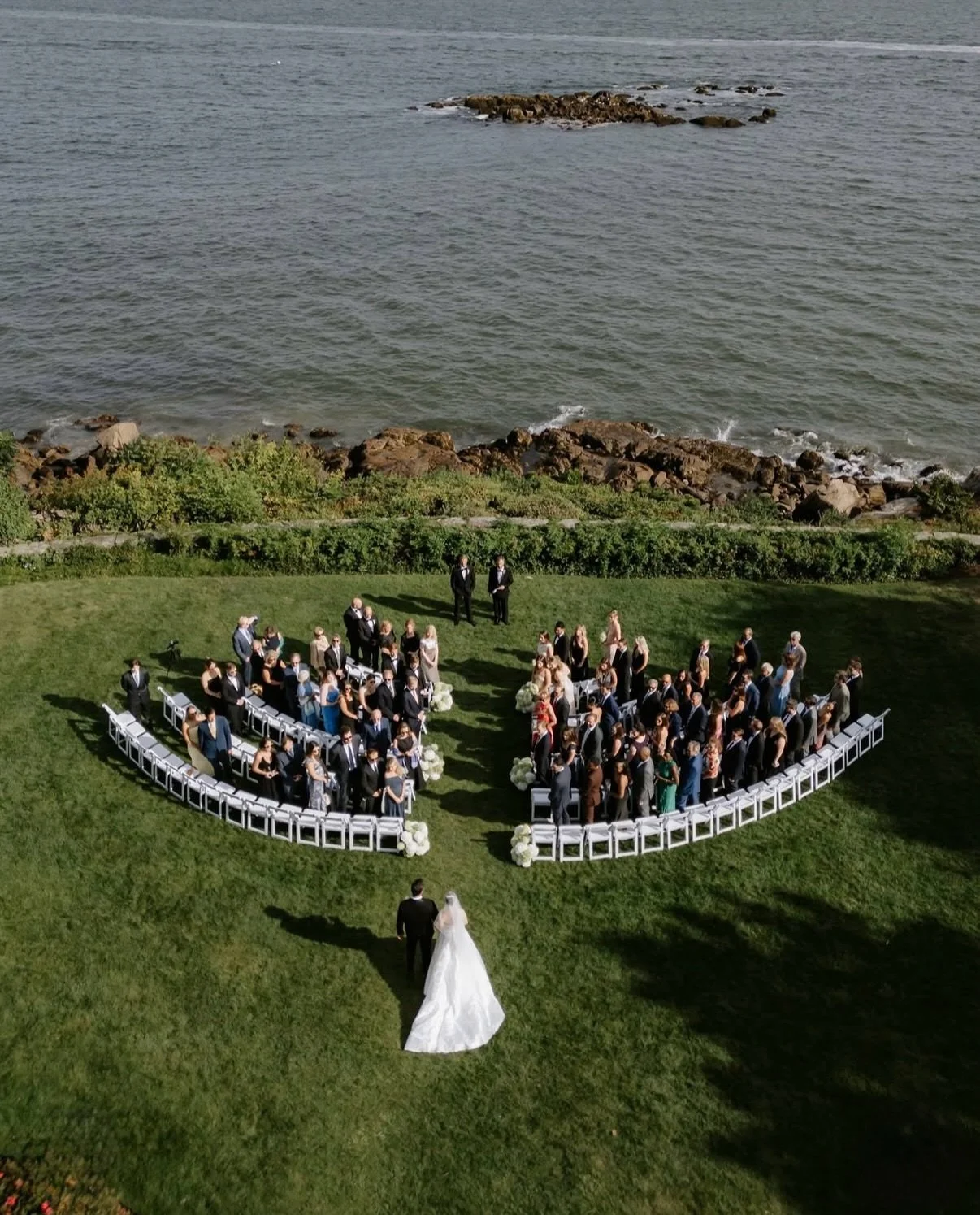 Floating on hydrangea clouds ☁️

Captured by the talented @zhaunfrias 
Venue @misselwoodevnts 

#newenglandwedding #newenglandflorist #weddingflorals #hydrangeawedding #ceremonyflowers
