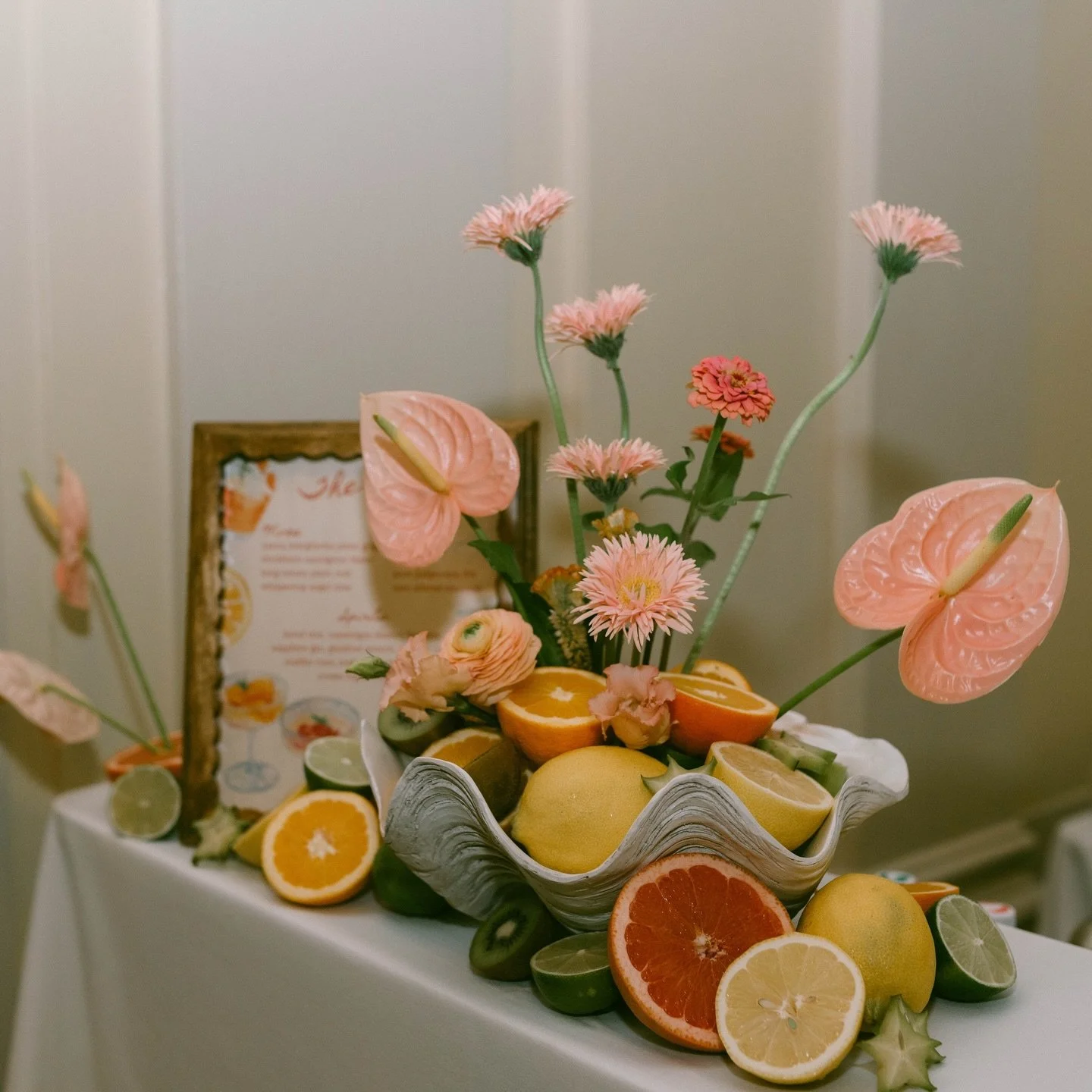 A palette inspired by the joy &amp; abundance of summer itself 🍊

Venue @glenmanorhouse 
Photo @ardentandelmphoto 

#newenglandflorist #rhodeislandflorist #newportwedding