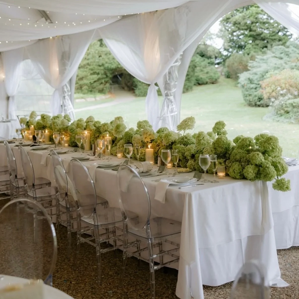 Heard we&rsquo;re celebrating green 👀

Venue @misselwoodevnts 
Photography @zhaunfrias 

#weddingflowers #hydrangea #chartreuse #newenglandwedding #floraldesign