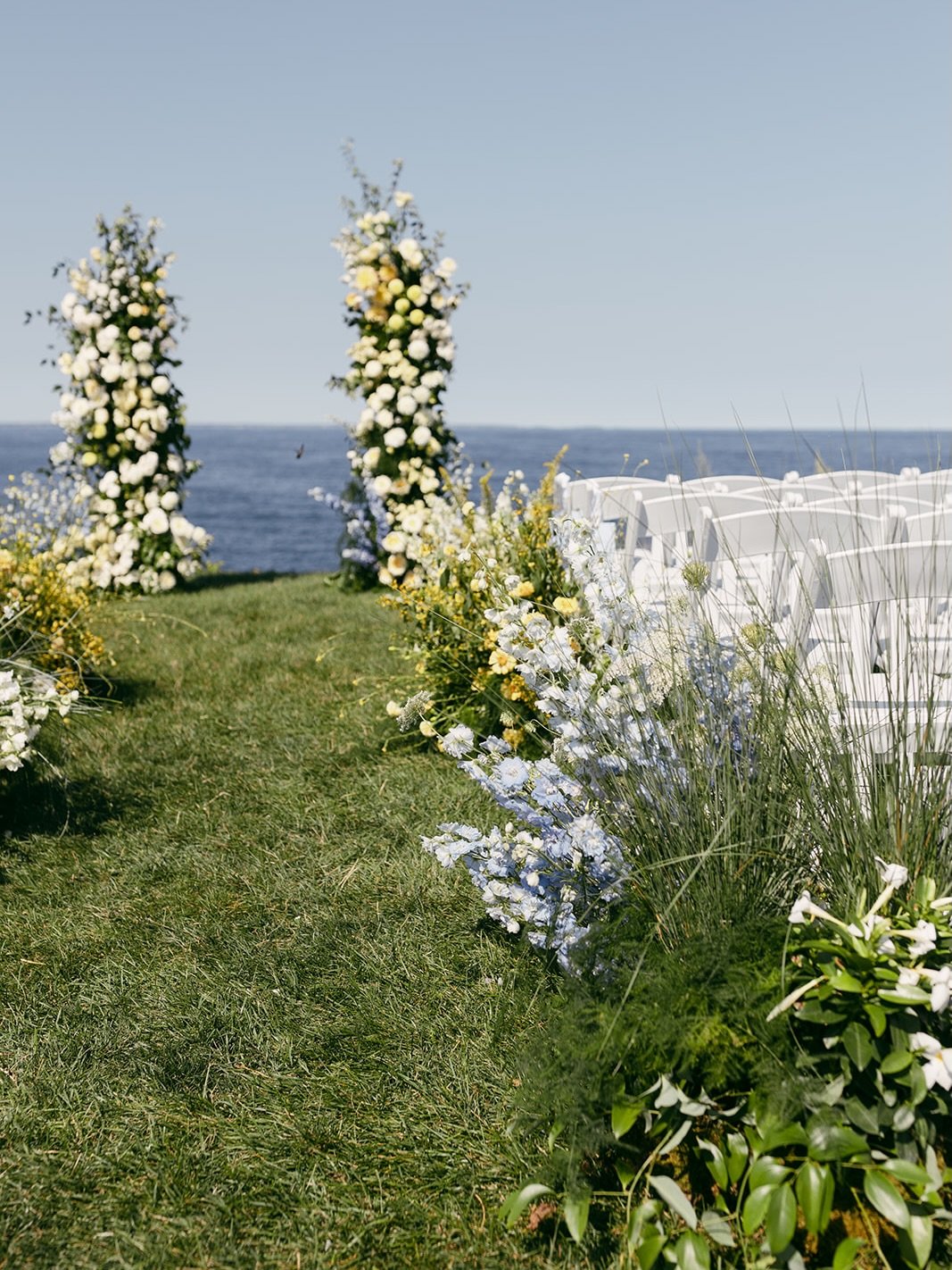 A sun drenched cliffside ceremony made up of textured grasses, butter yellows, ocean blues and a whole lotta luurrrvvvv 💛

Photo @lindsandmax 
Planner @theperfectmatchweddings 
Venue @cliffhousemaine 
Florals @amusefloralco 
Makeup @samanthakatearti
