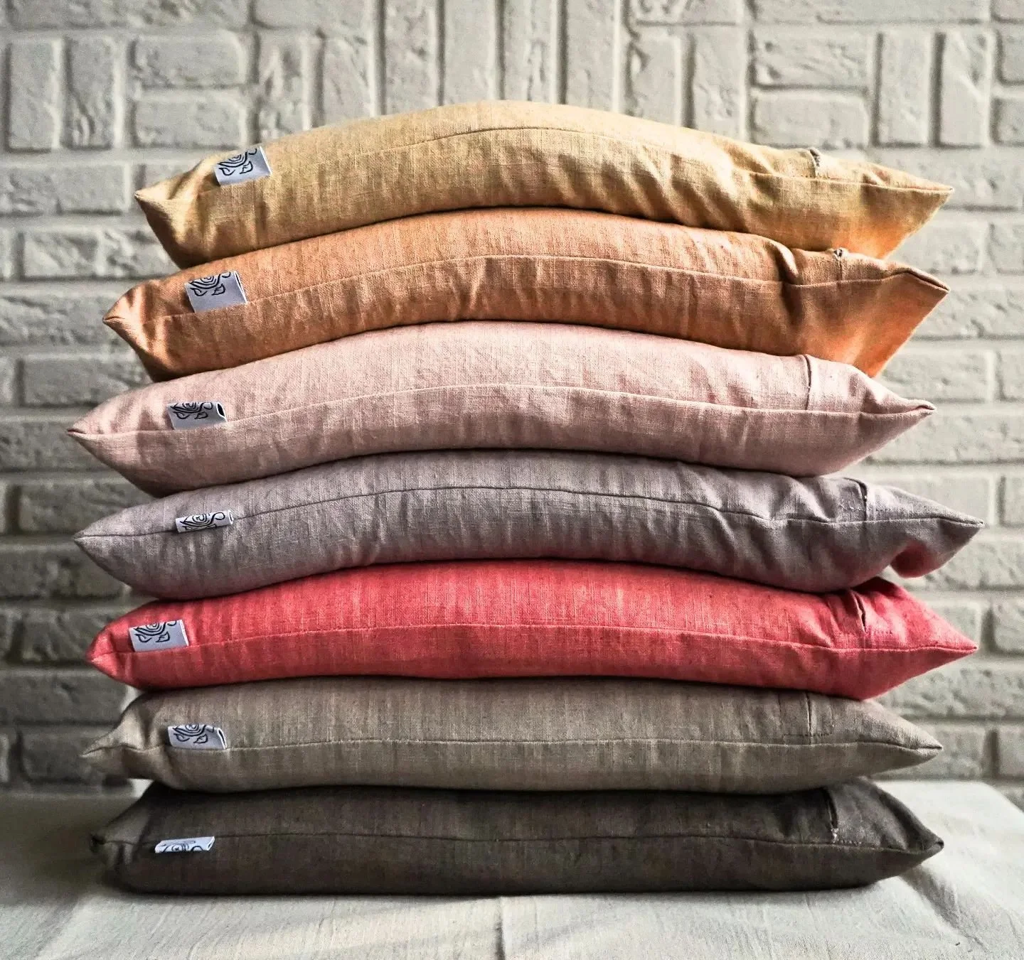 Linen dyed breathing bags filled with sand. These ones are used as a reminder and support during breathwork sessions to stay with the breath. I love using it during sessions I guide as a coach or for when I'm on my own. And look at these colors 😍

#