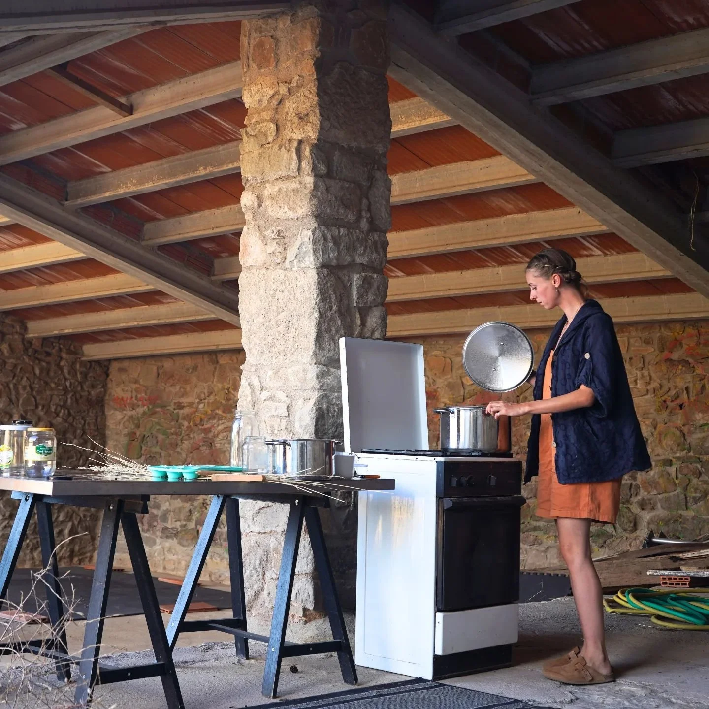 My first dye experiences were made in an outdoor kitchen in the mountains between the Pyrenees and Barcelona. I remember using Common Sorrel as my first dyeplant leaving me in awe after seeing my soymilk prepared cotton turn into a light pink color. 