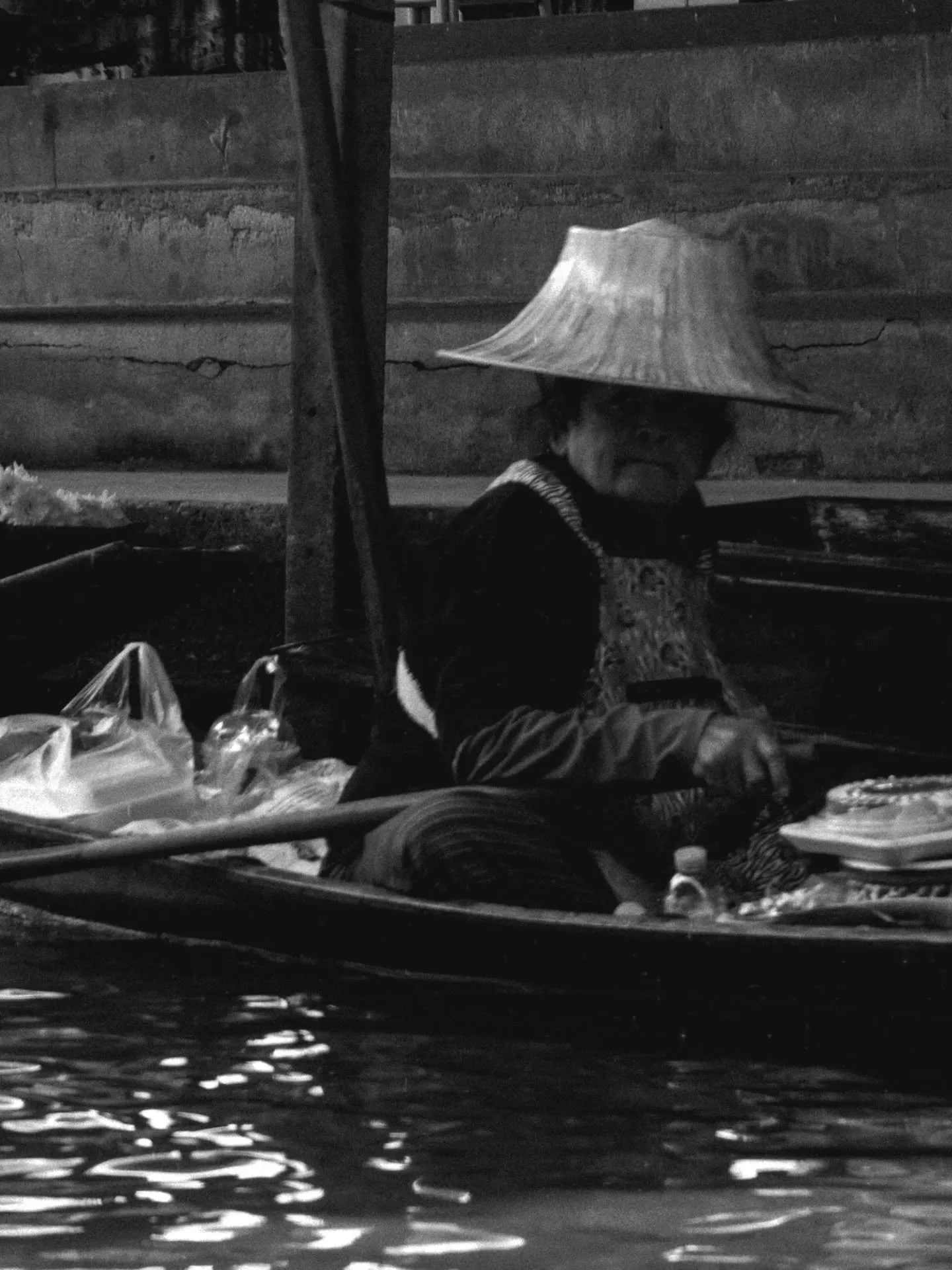 Floating market 🌿

#thailand #blackandwhite #streetphotography #photography #photooftheday